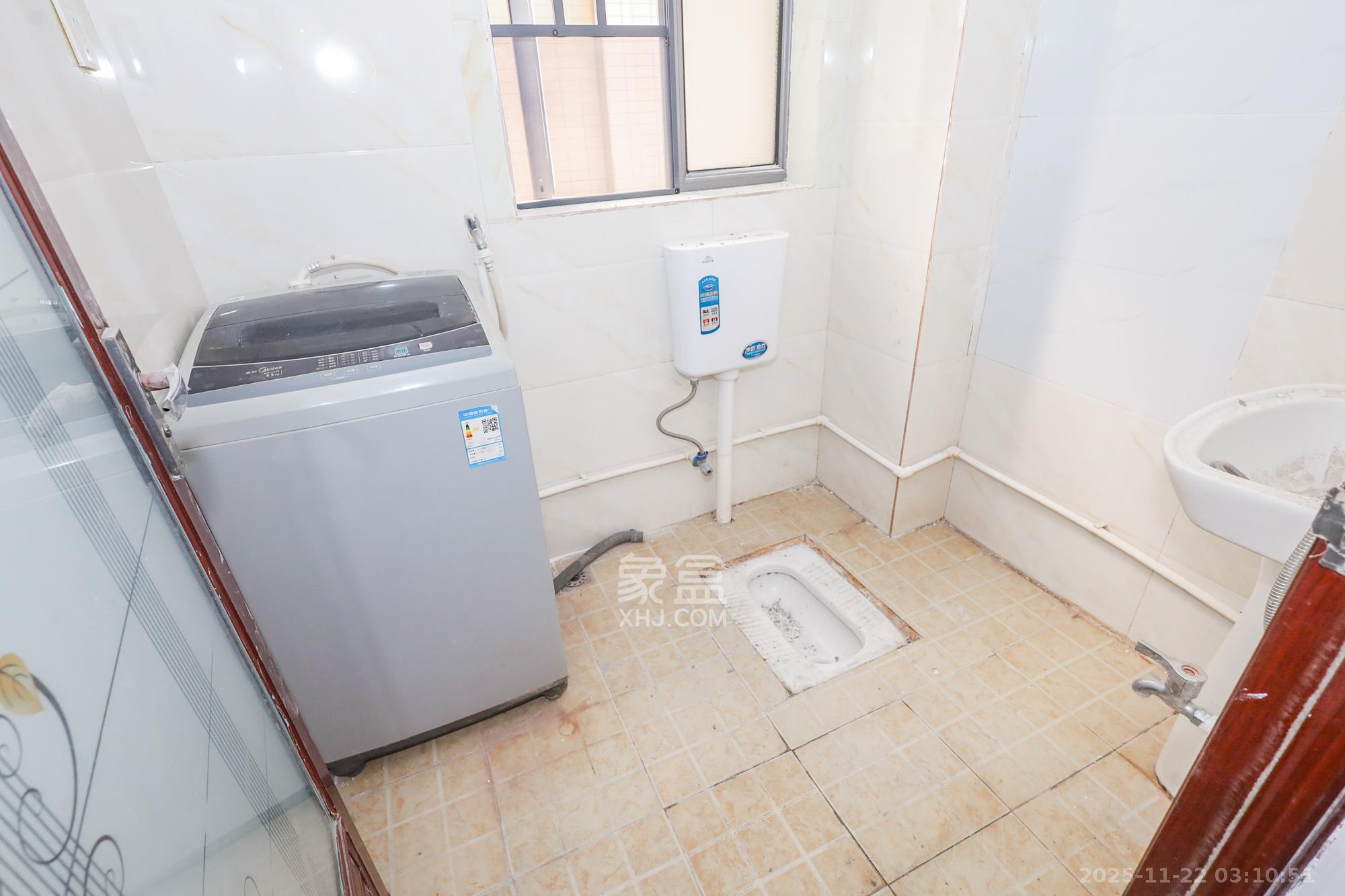 八方小区B区 3室2厅2卫 350.0万 八方小区B区 3室2厅2卫 350.0万卫生间