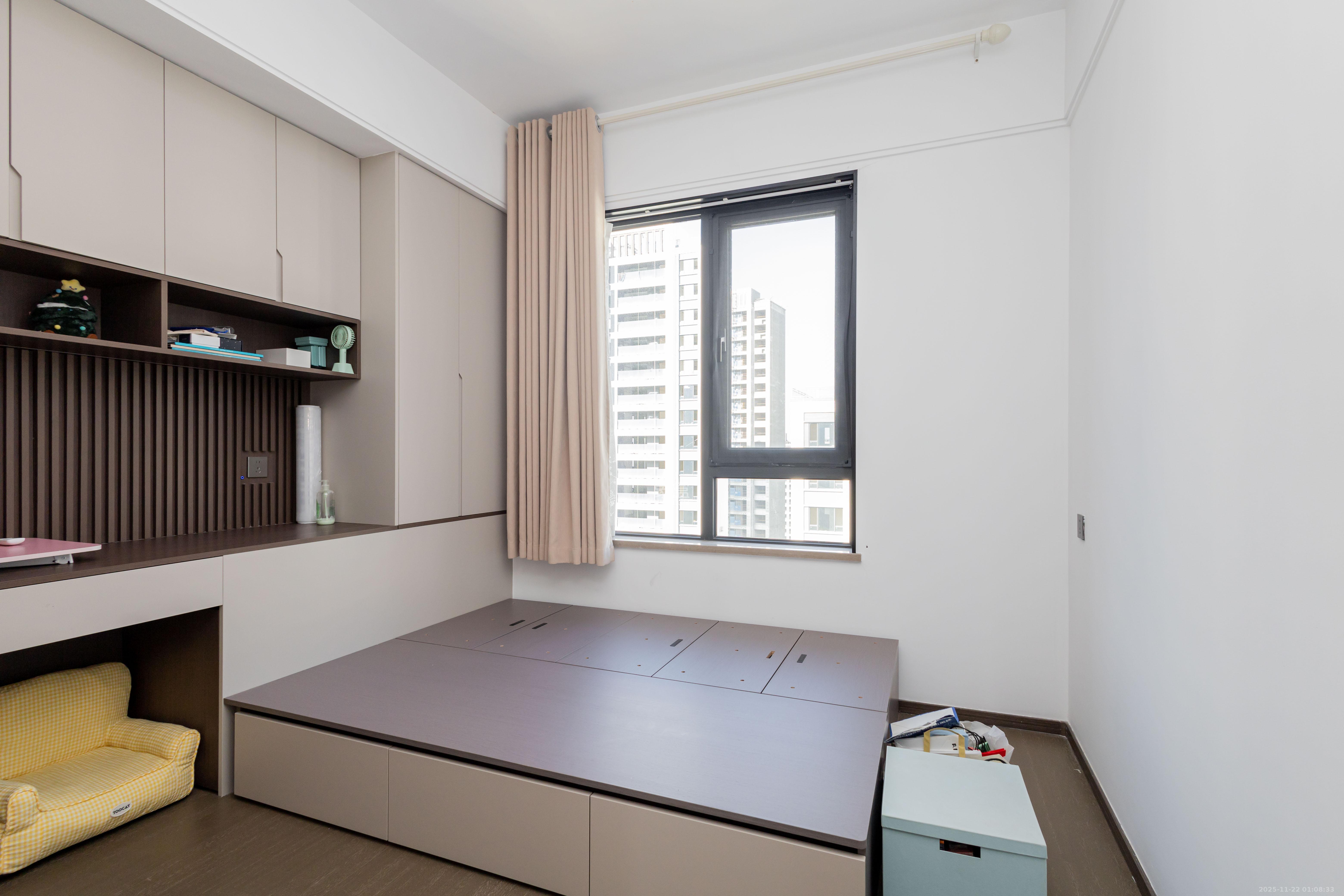 龙湖天璞  4室2厅2卫    268.0万卧室