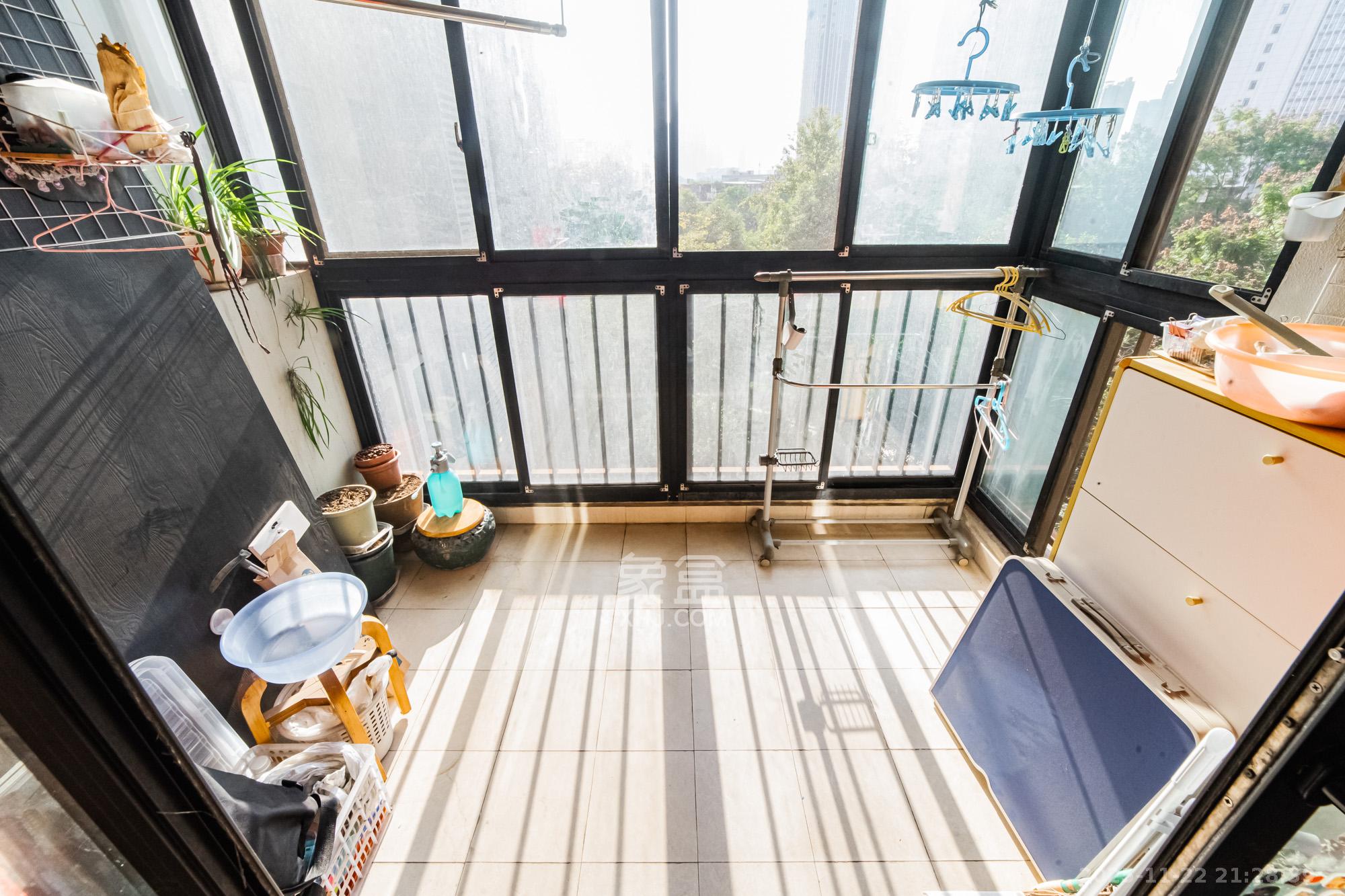 万科城  3室2厅2卫    102.0万阳台