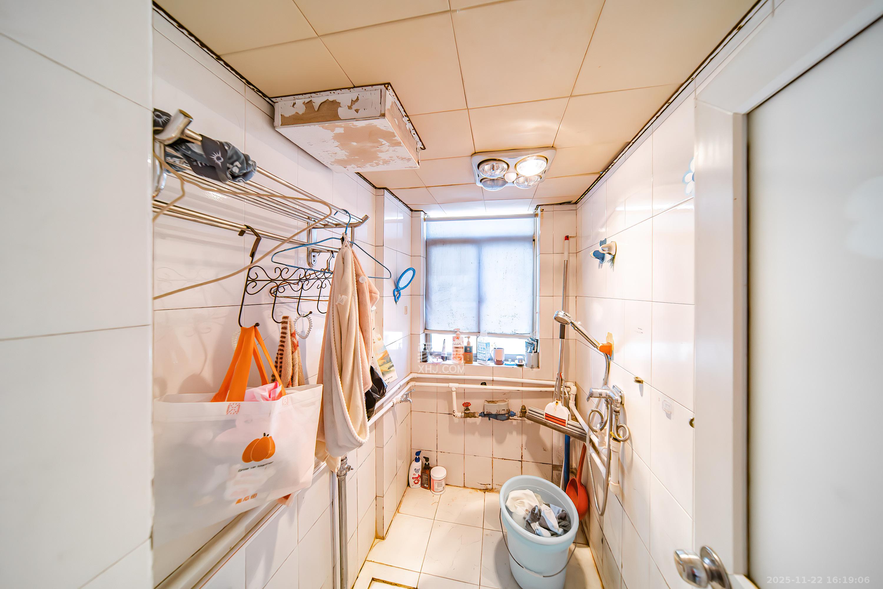 新家园  2室2厅1卫    51.8万卫生间