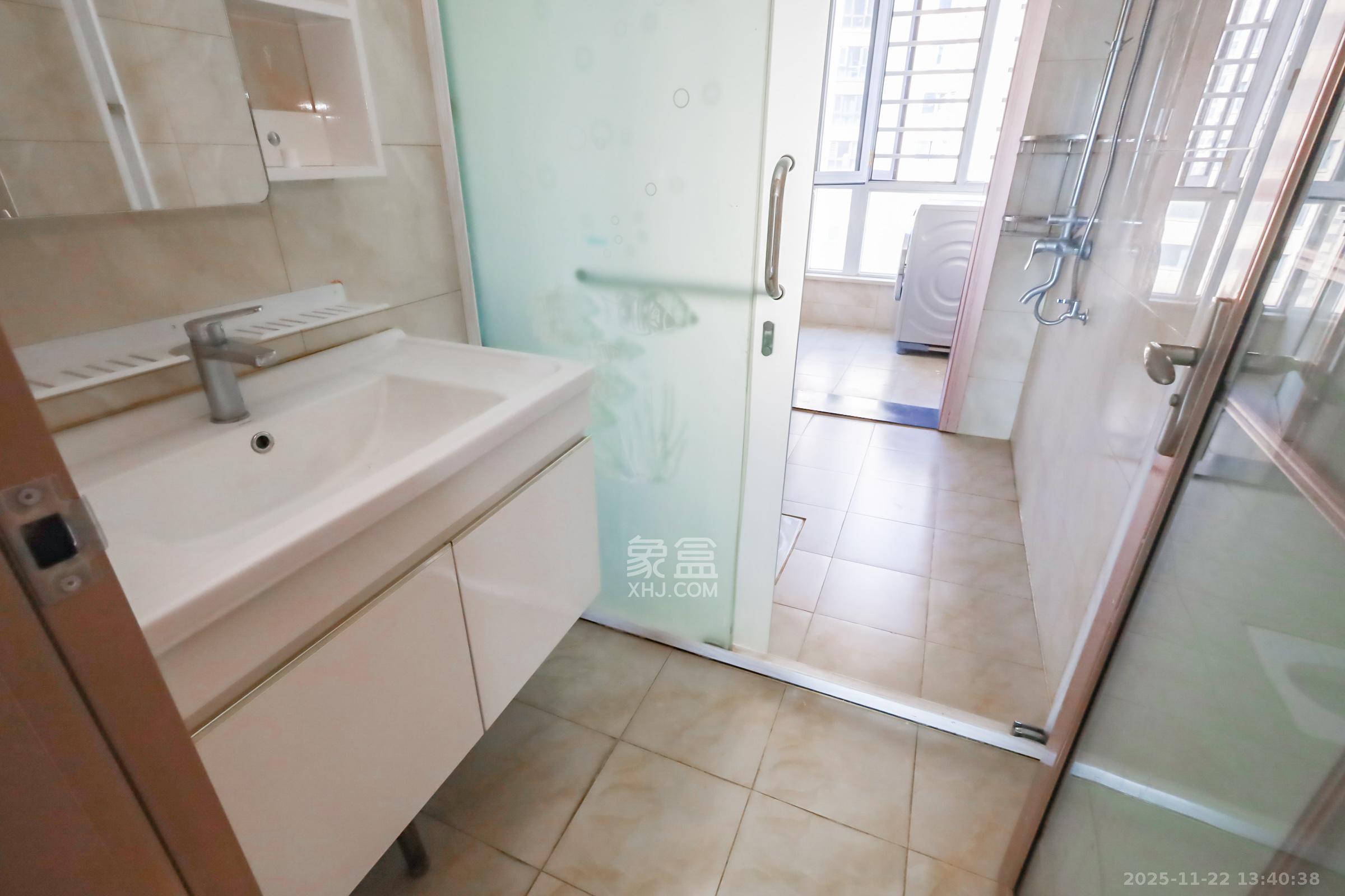 保利西海岸A区  4室2厅2卫    255.0万卫生间