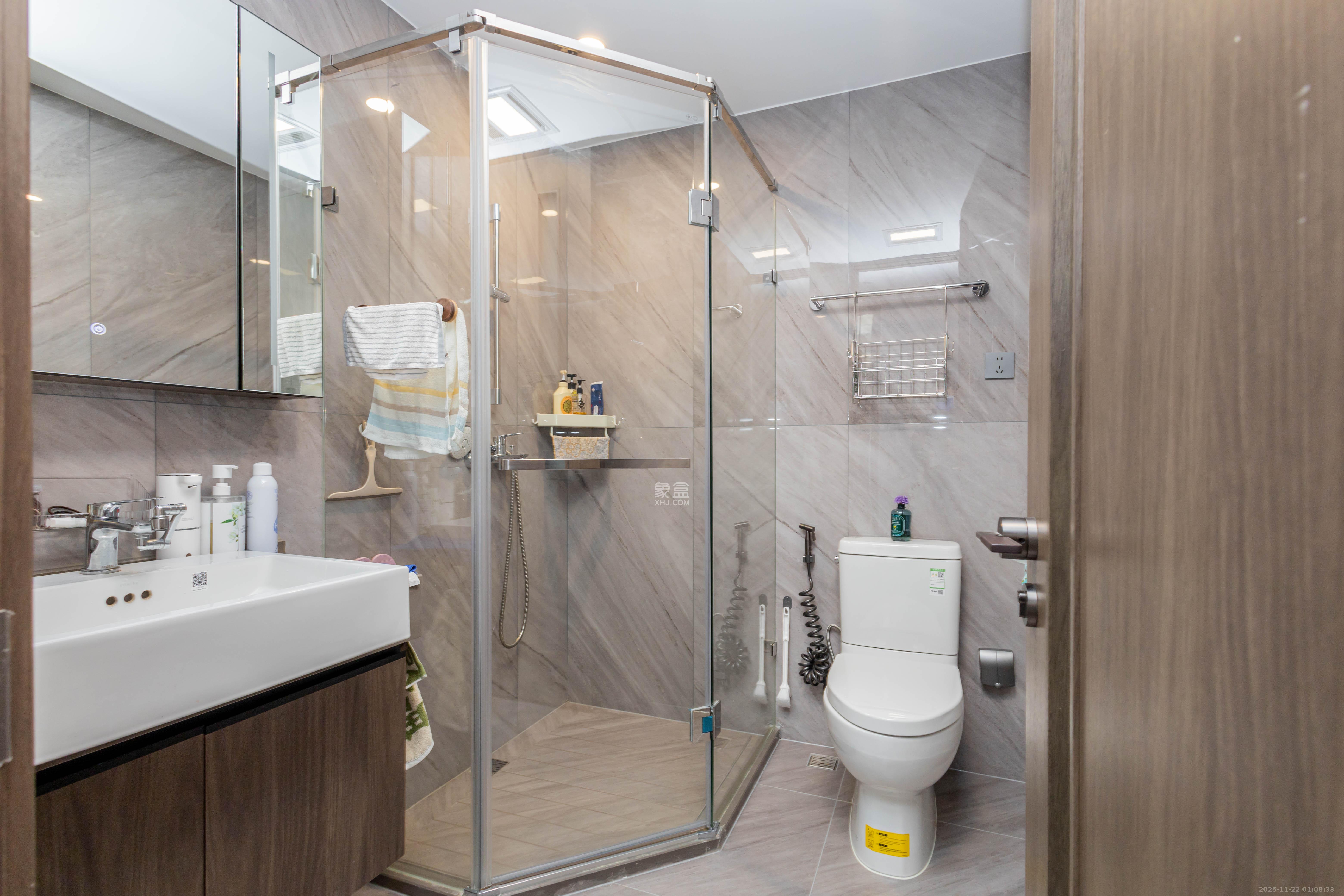 龙湖天璞  4室2厅2卫    268.0万卫生间