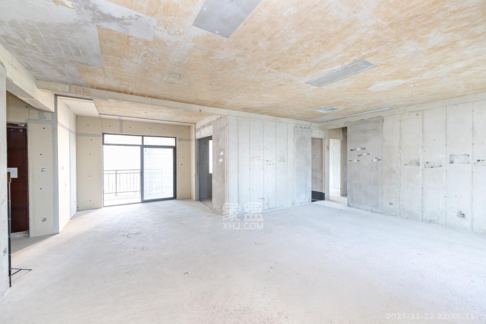 润和湘江天地E区  4室2厅3卫    200.0万客厅