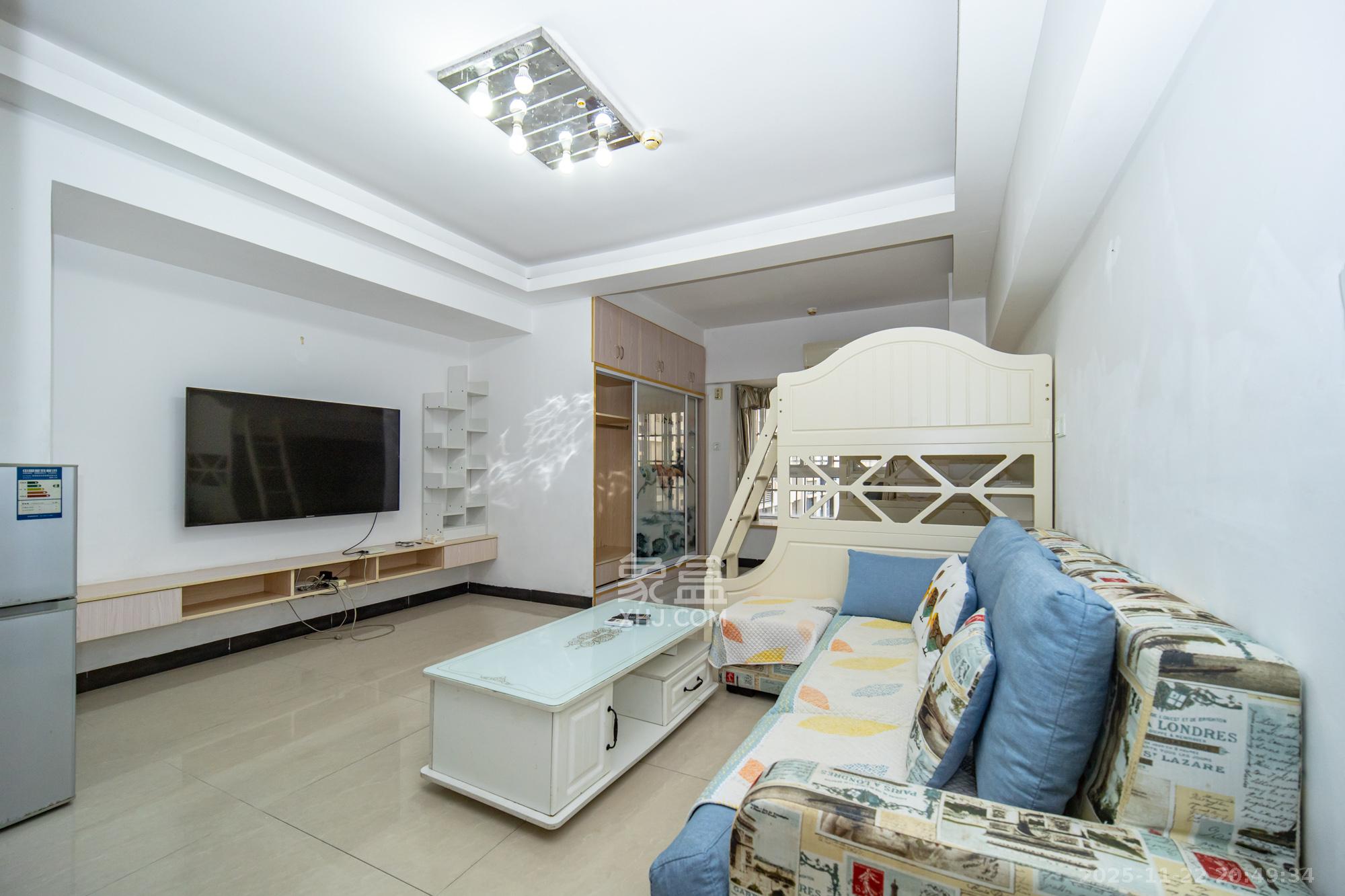 新长海广场  1室1厅1卫    16.8万客厅