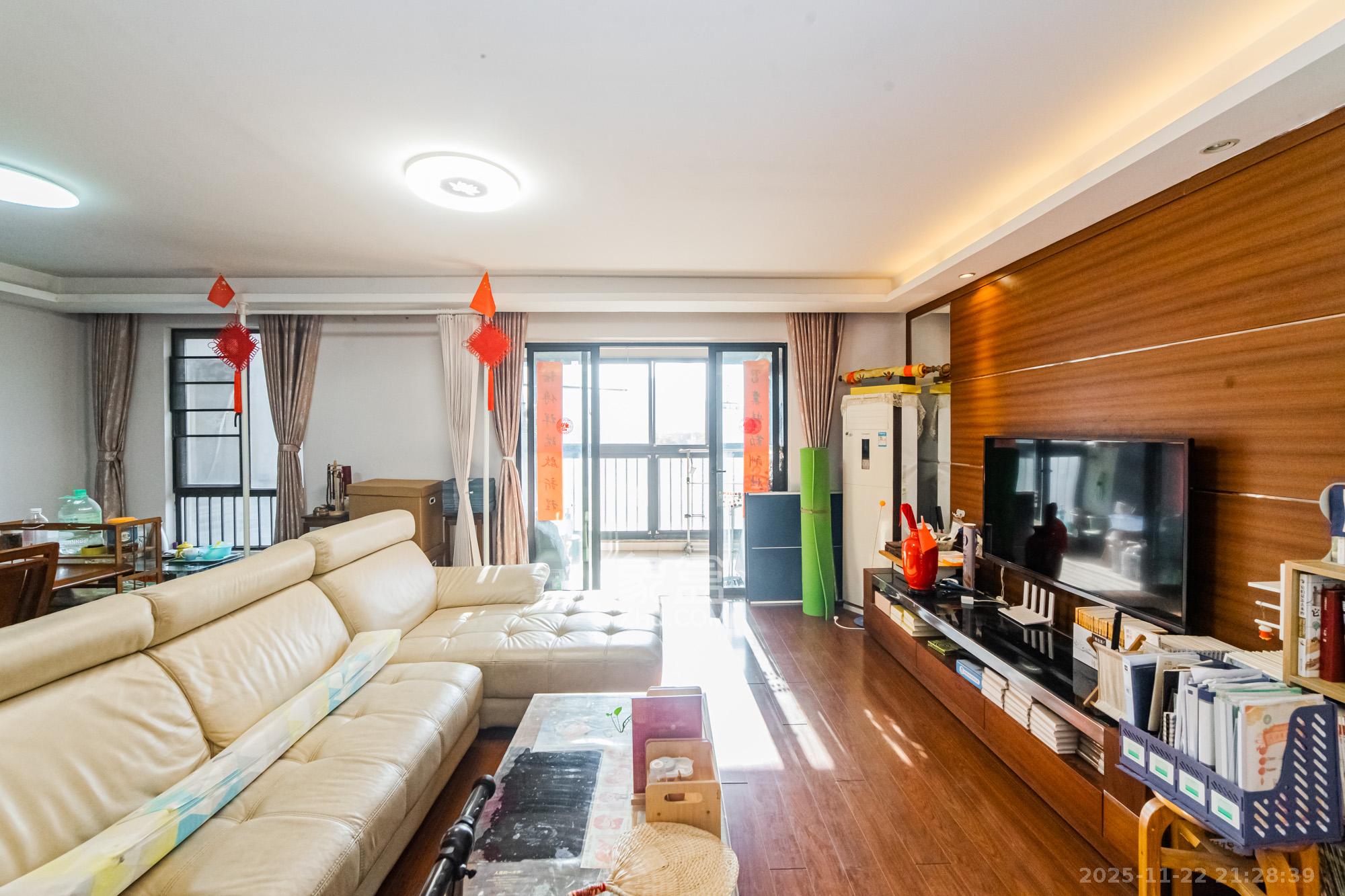 万科城  3室2厅2卫    102.0万客厅