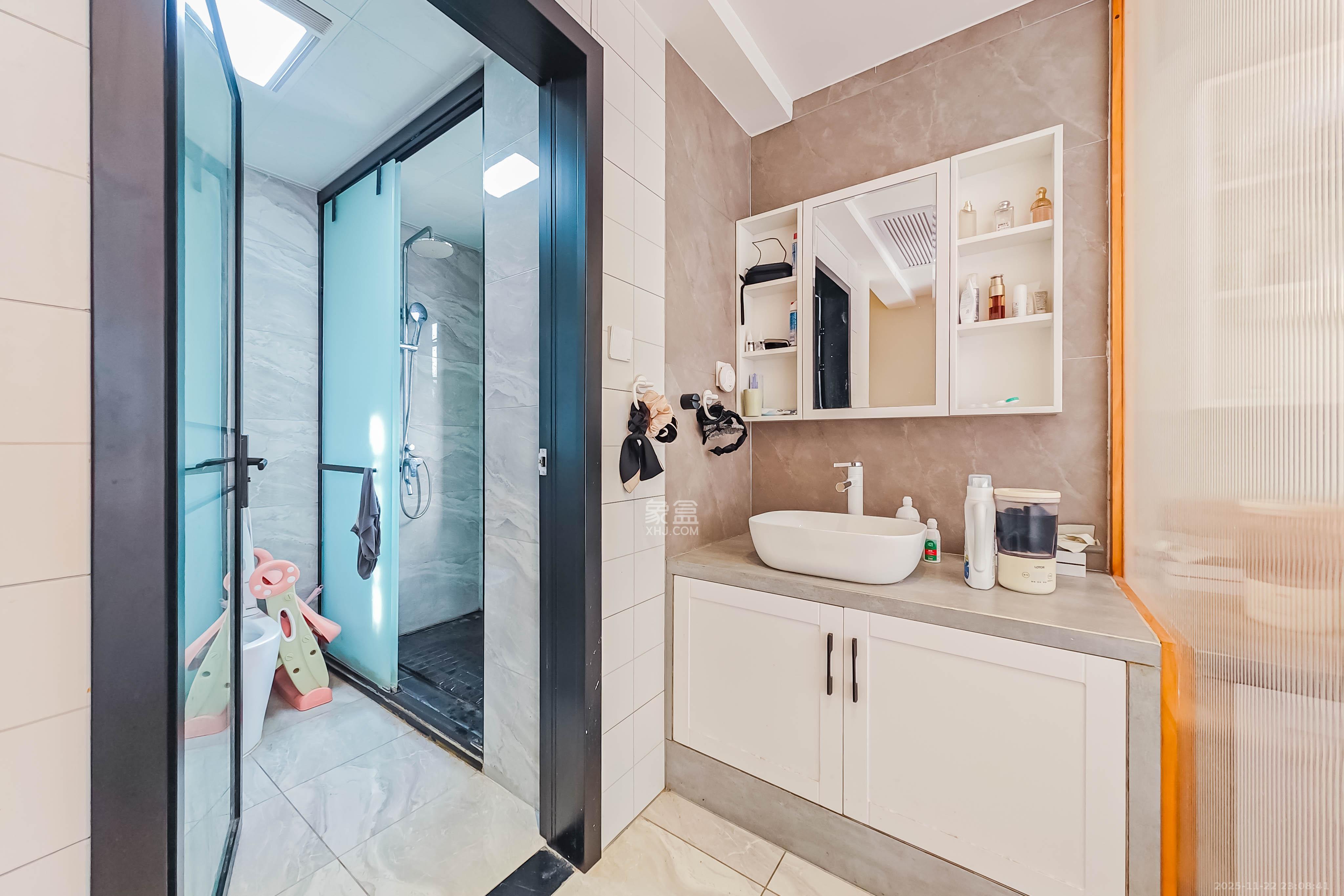 半山壹号  3室2厅2卫    135.0万卫生间