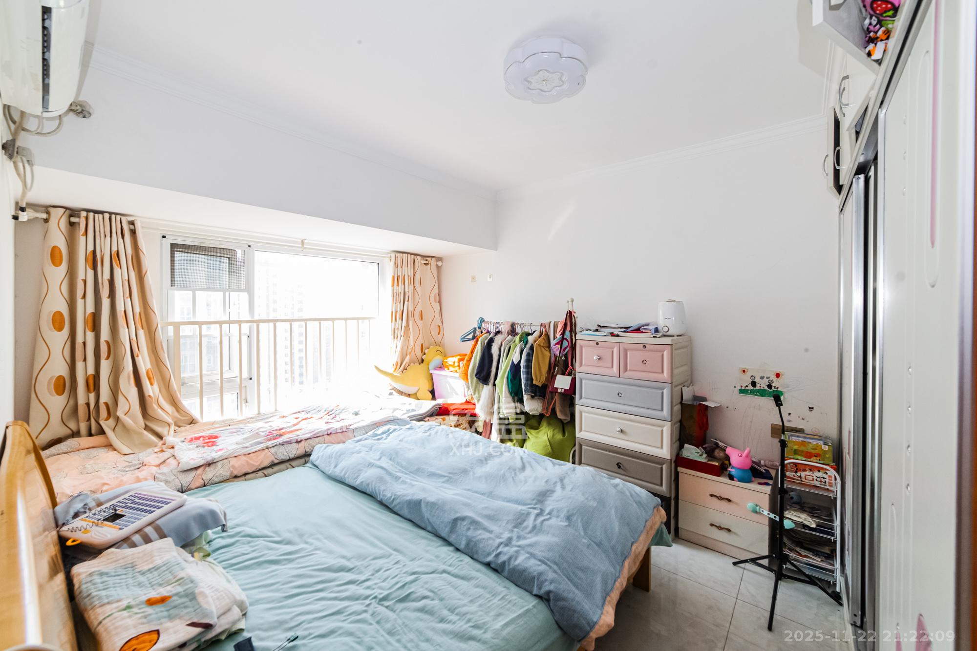 万国城（当代满庭春MOMA）三期  3室2厅1卫    68.0万卧室