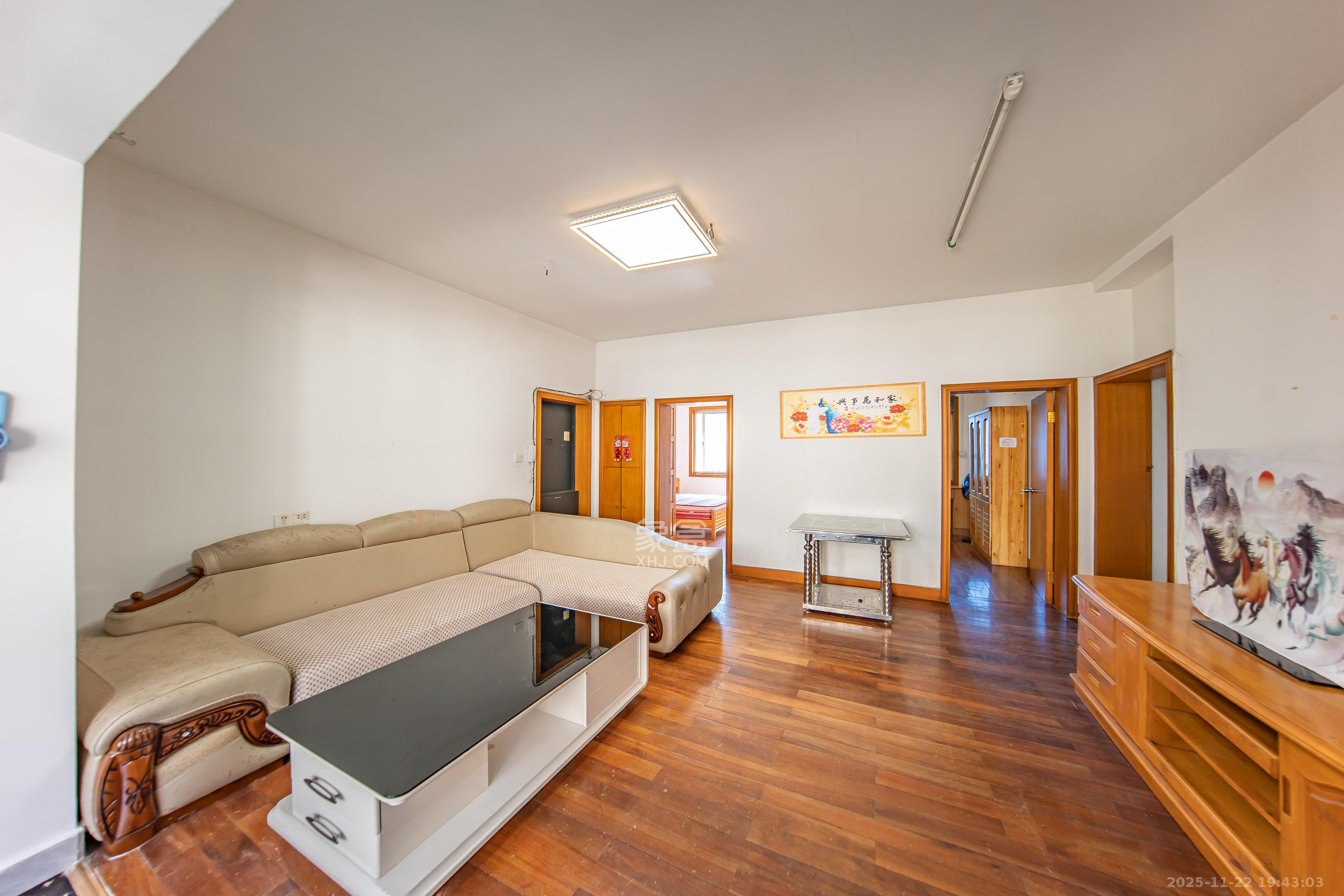 高家坪住宅新区 1室0厅0卫 132.8万 高家坪住宅新区 1室0厅0卫 132.8万客厅