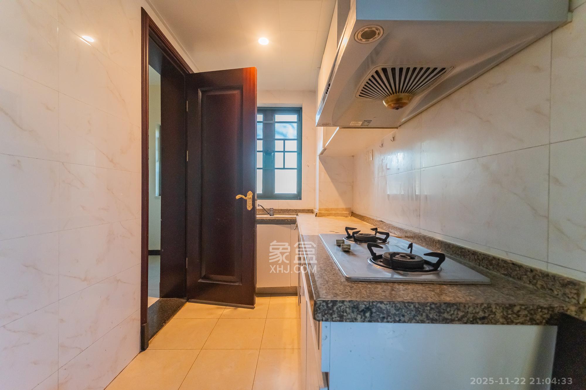 恒大翡翠华庭  3室2厅2卫    103.0万厨房