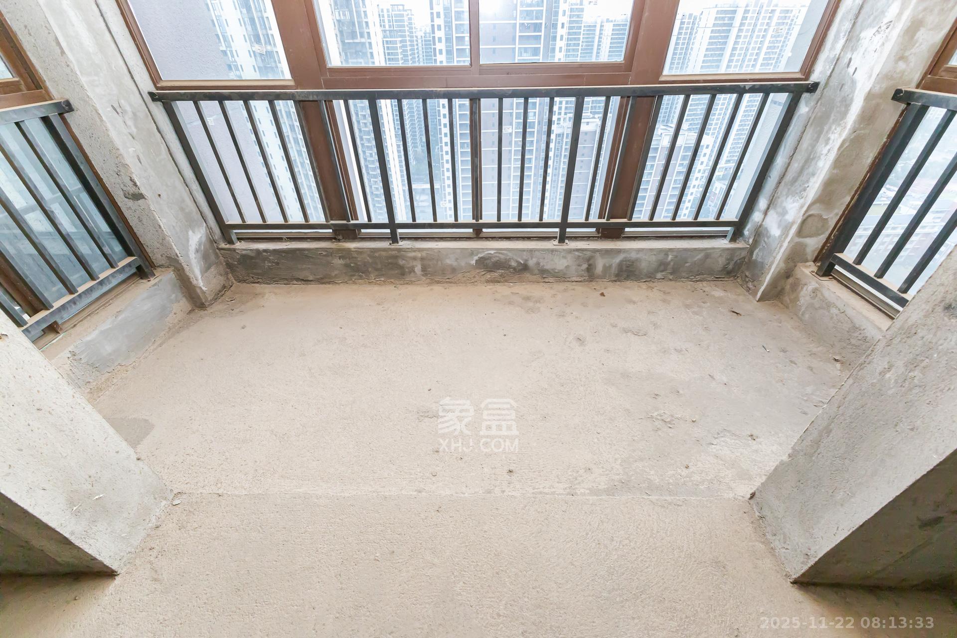 星月绿洲  5室2厅2卫    198.0万阳台