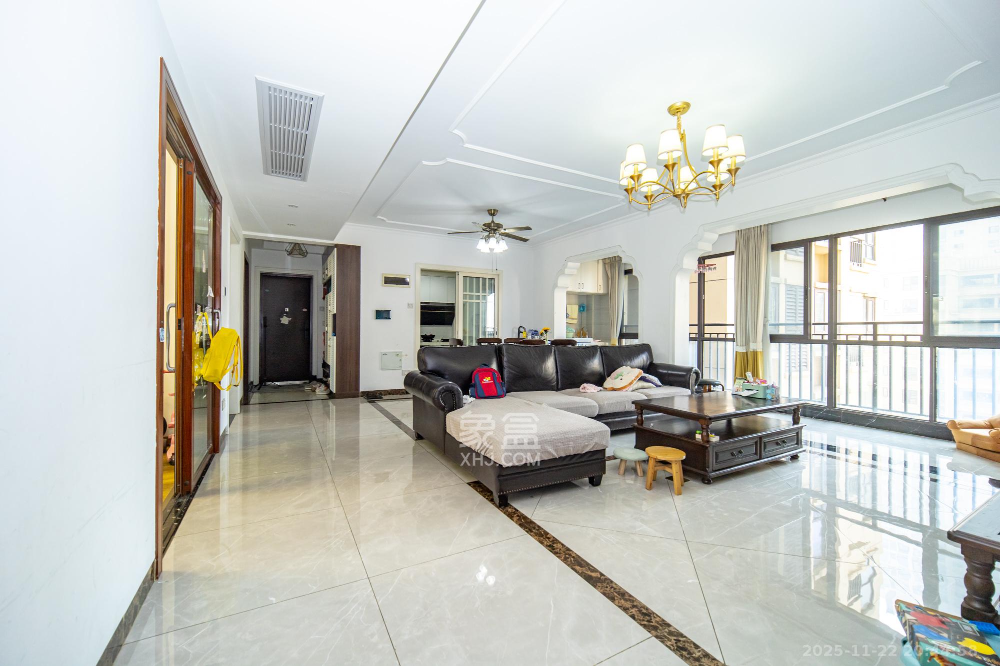 金科时代中心 4室2厅2卫 109.8万 金科时代中心 4室2厅2卫 109.8万客厅