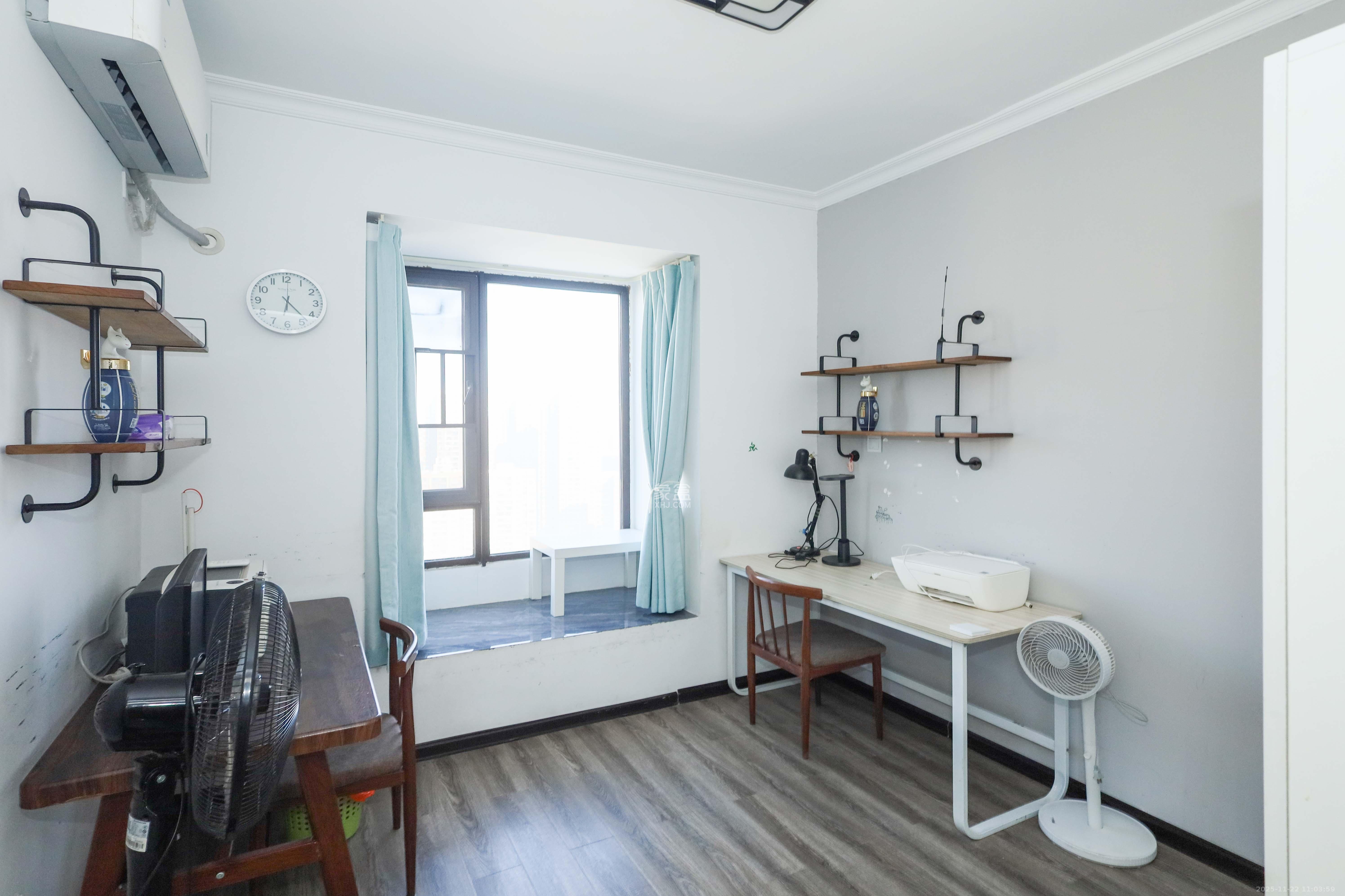 中国铁建梅溪青秀三期  4室2厅2卫    212.0万卧室