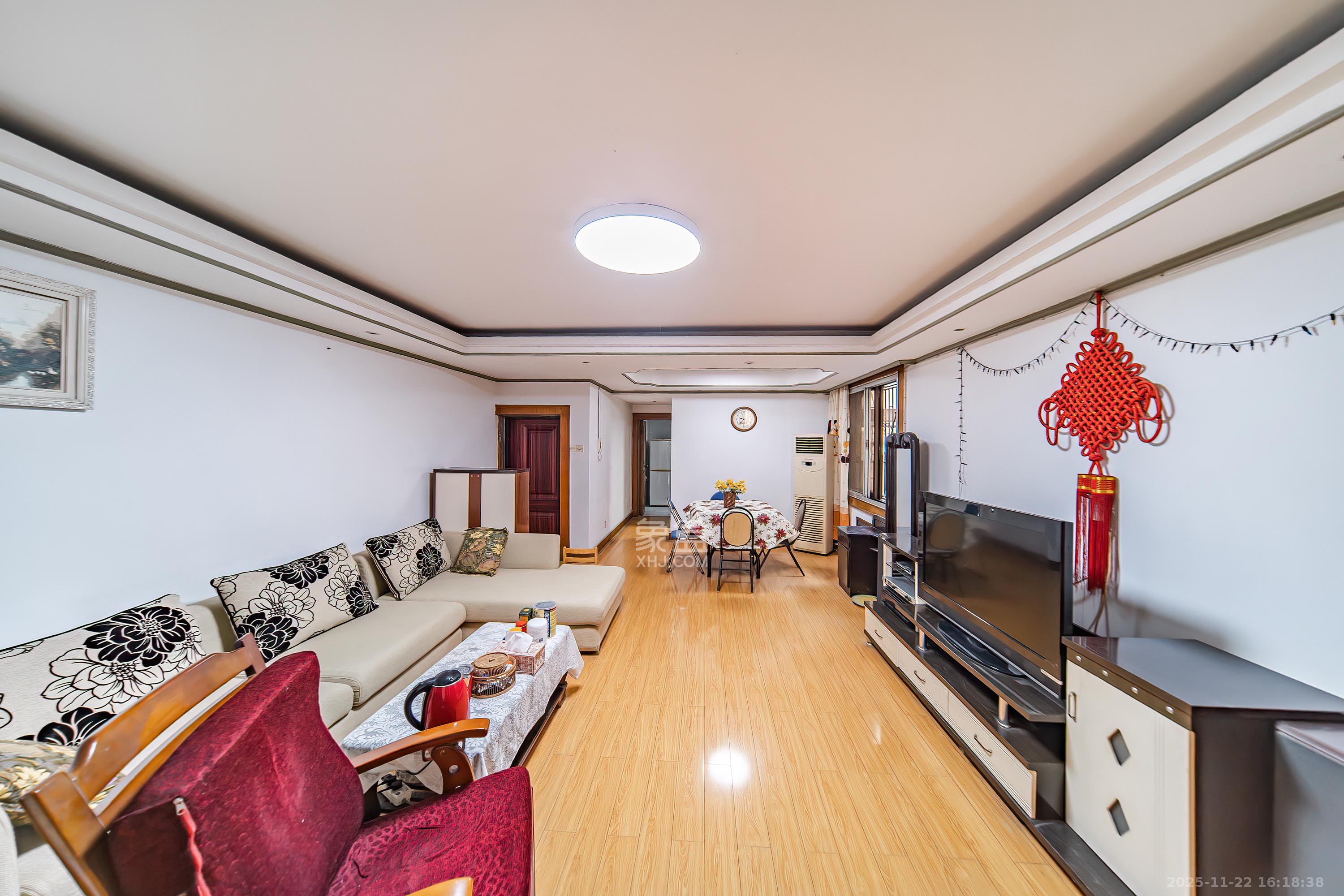 华侨公寓(九家湾) 3室2厅2卫 89.0万 华侨公寓(九家湾) 3室2厅2卫 89.0万客厅