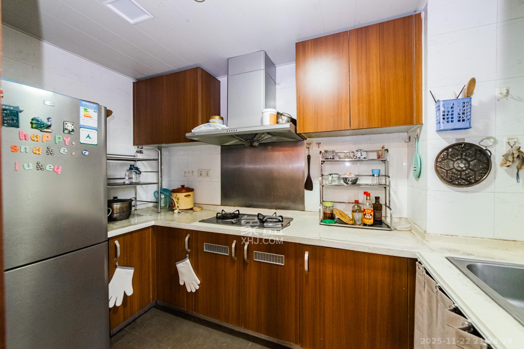 万科城  3室2厅2卫    102.0万厨房