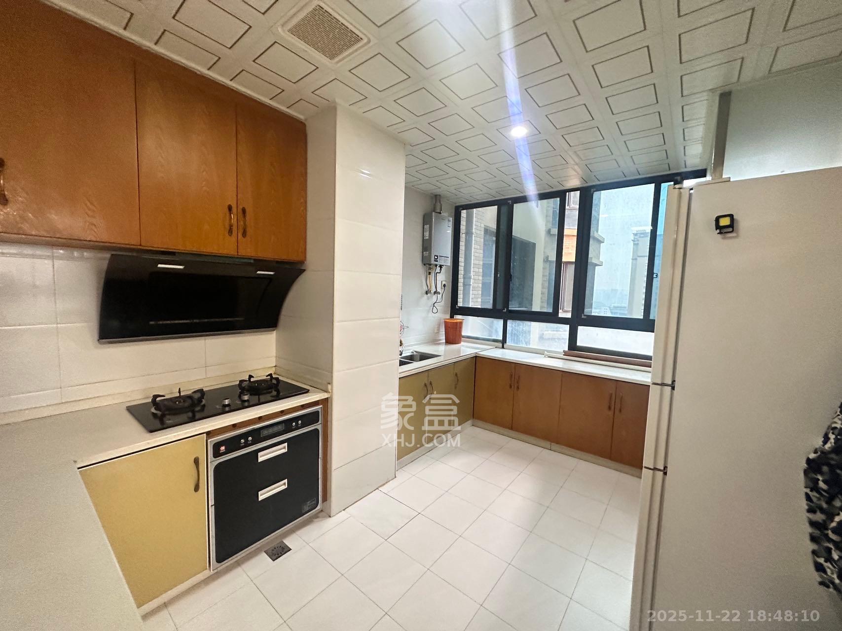 中南红领邦（红星嘉和苑）  1室2厅2卫    2300.0元/月室内图