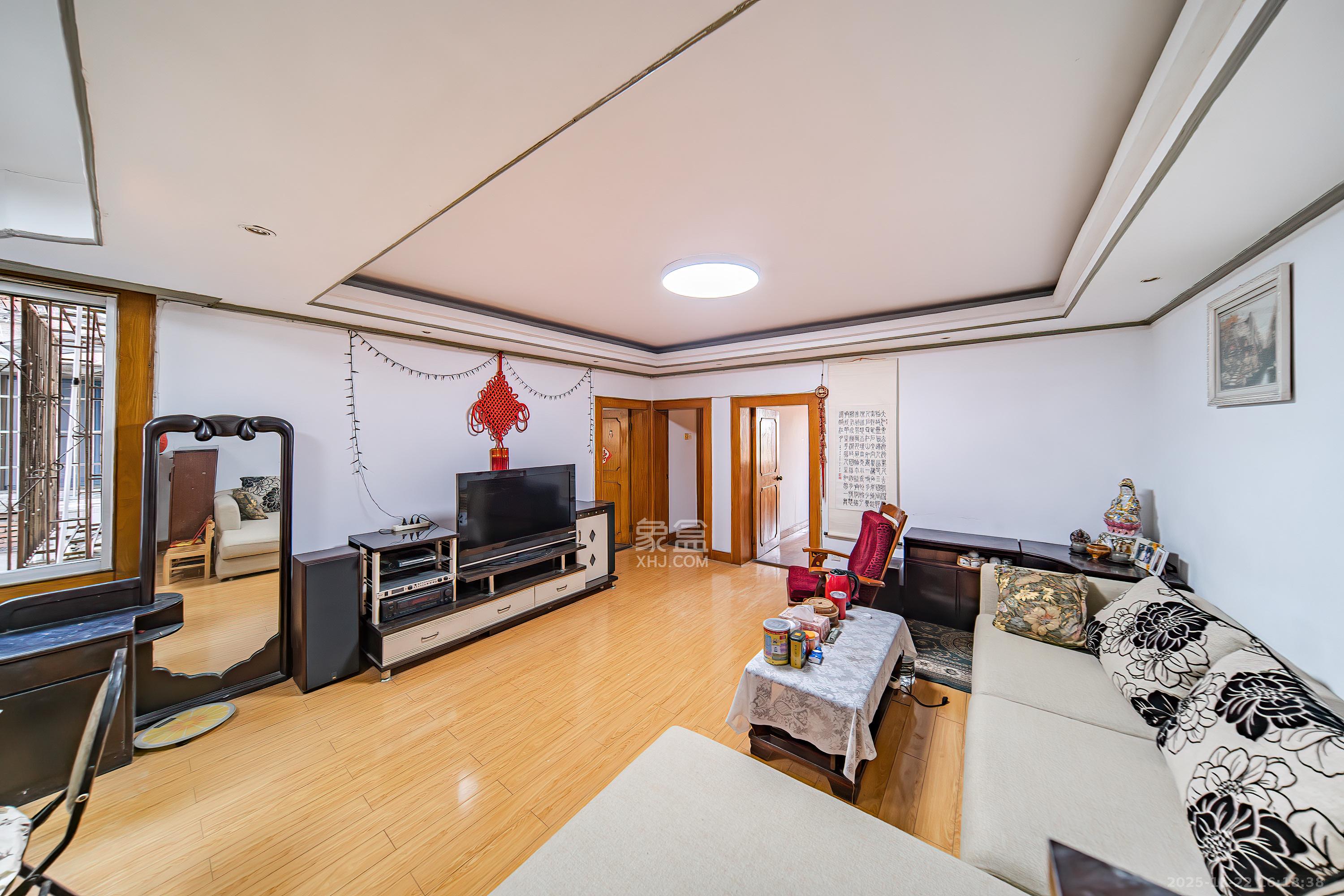 华侨公寓(九家湾) 3室2厅2卫 89.0万 华侨公寓(九家湾) 3室2厅2卫 89.0万客厅