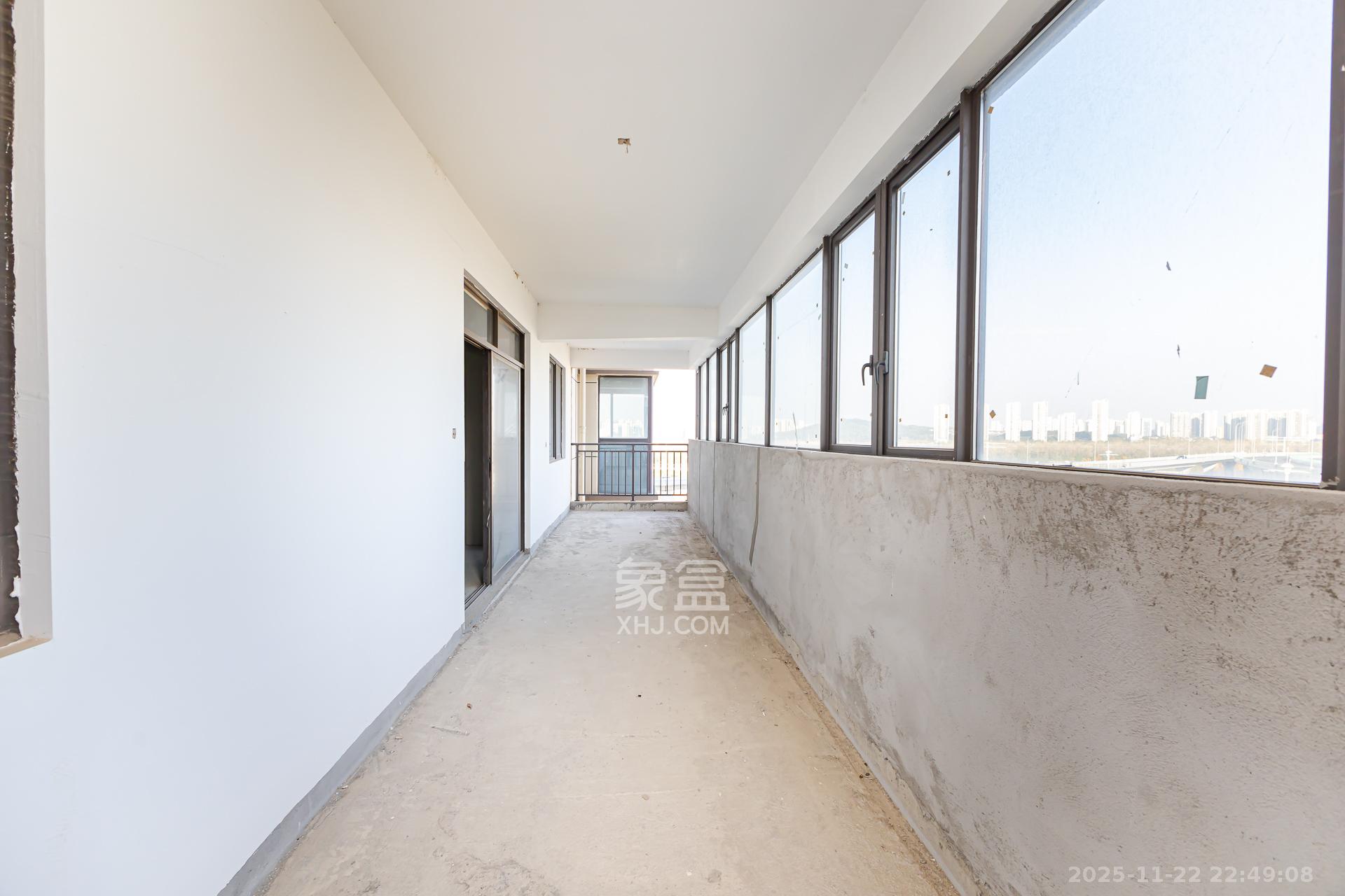 润和湘江天地E区  4室2厅3卫    200.0万阳台