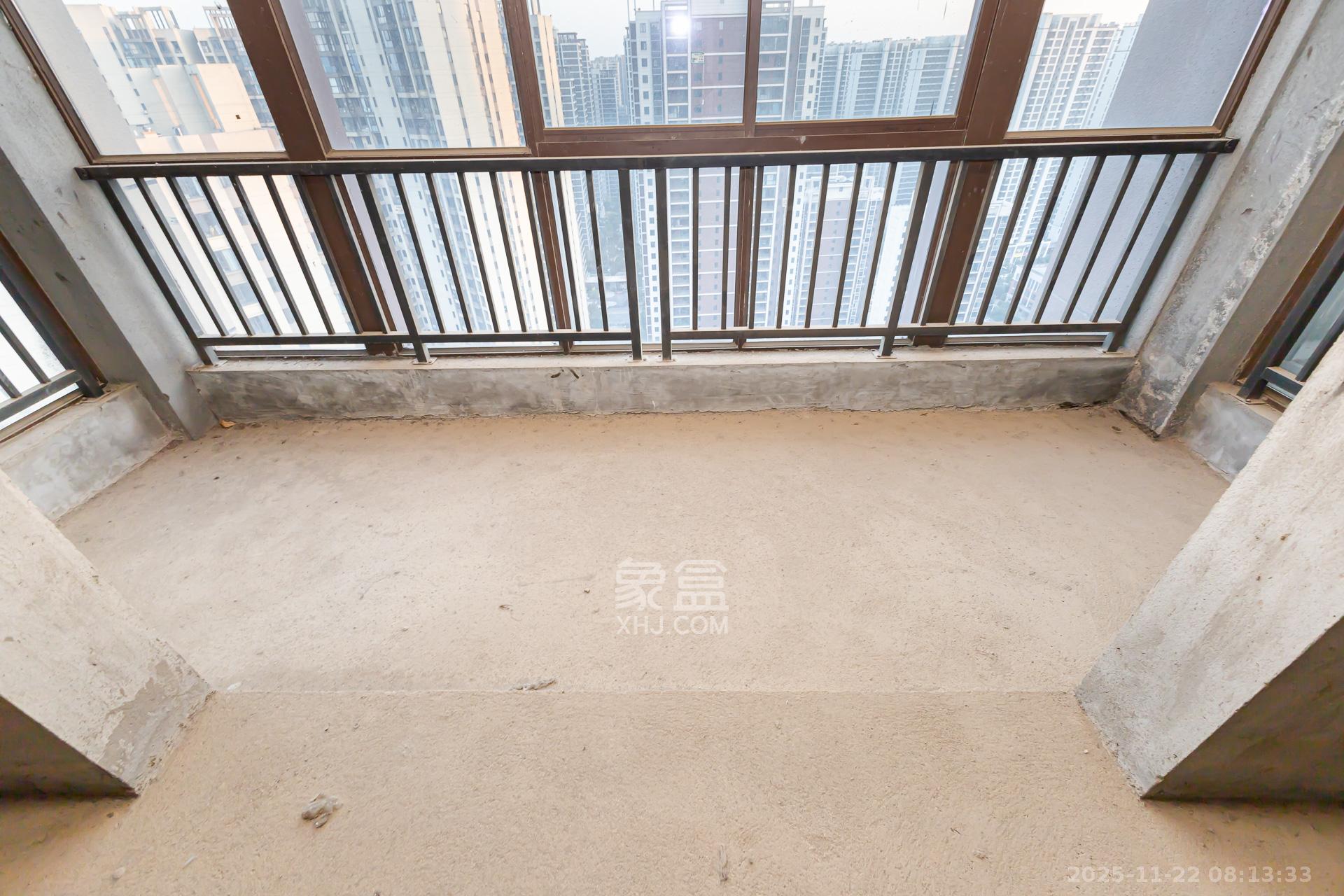 星月绿洲  5室2厅2卫    198.0万阳台