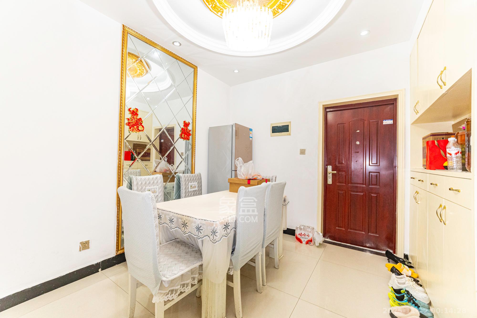 爱琴海岸  3室2厅2卫    64.0万客厅