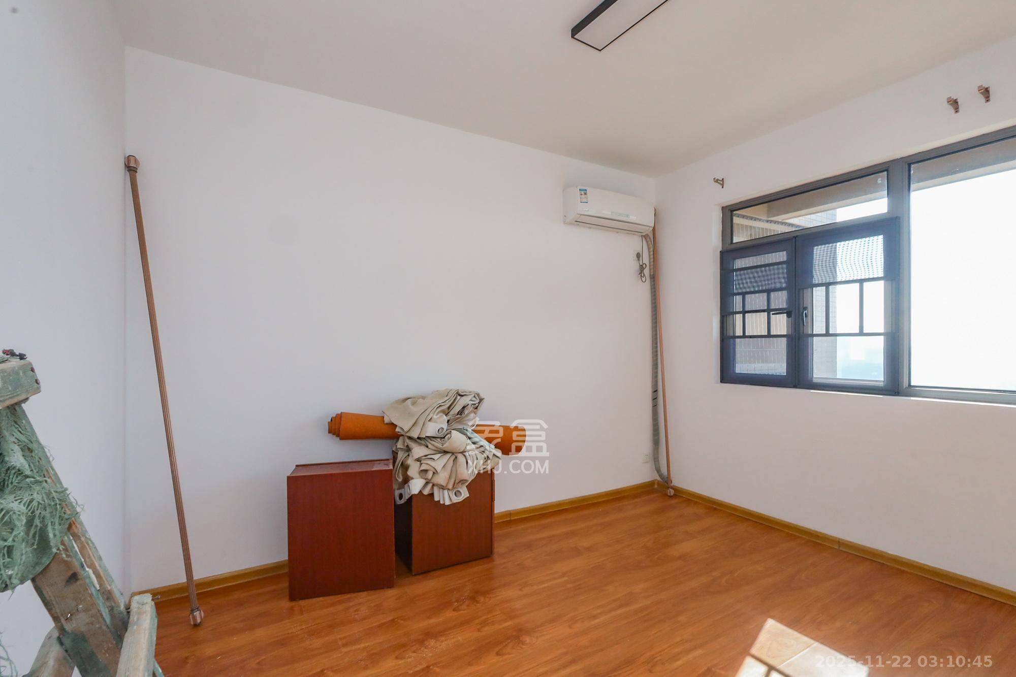 八方小区B区  3室2厅2卫    350.0万客厅