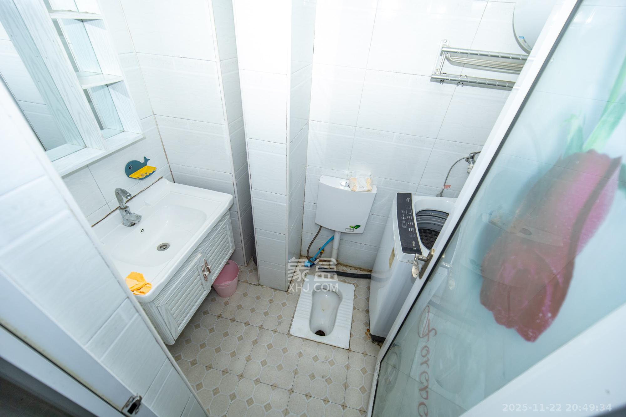 新长海广场  1室1厅1卫    16.8万卫生间