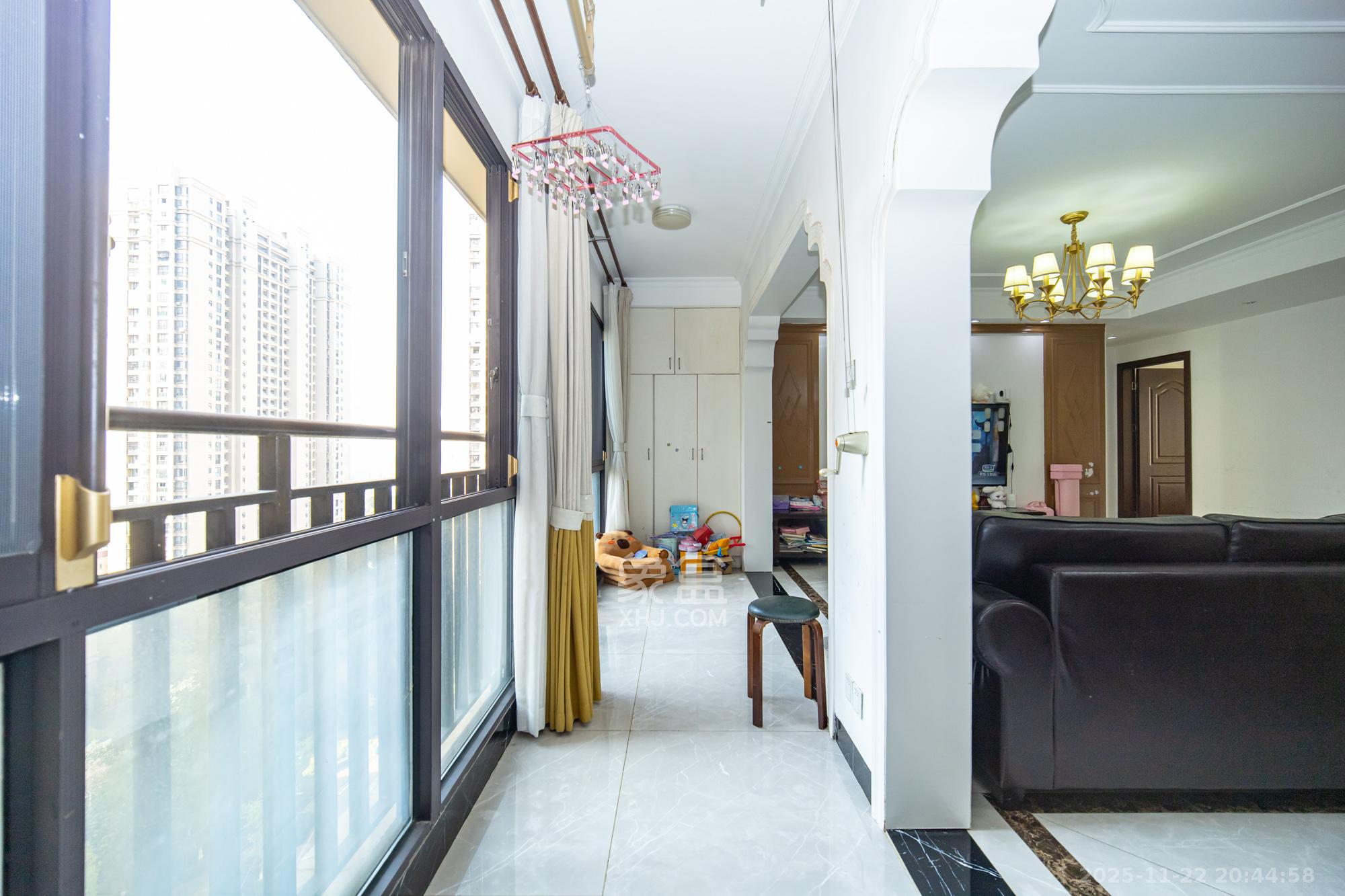 金科时代中心 4室2厅2卫 109.8万 金科时代中心 4室2厅2卫 109.8万阳台