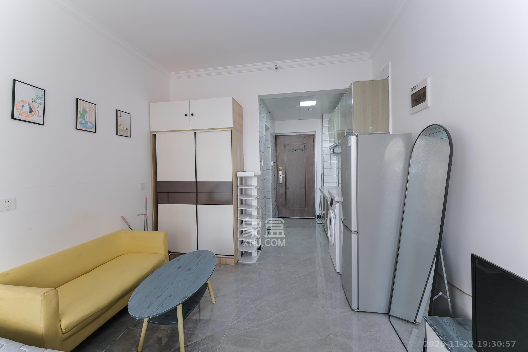 保利香槟国际  1室0厅0卫    17.5万客厅