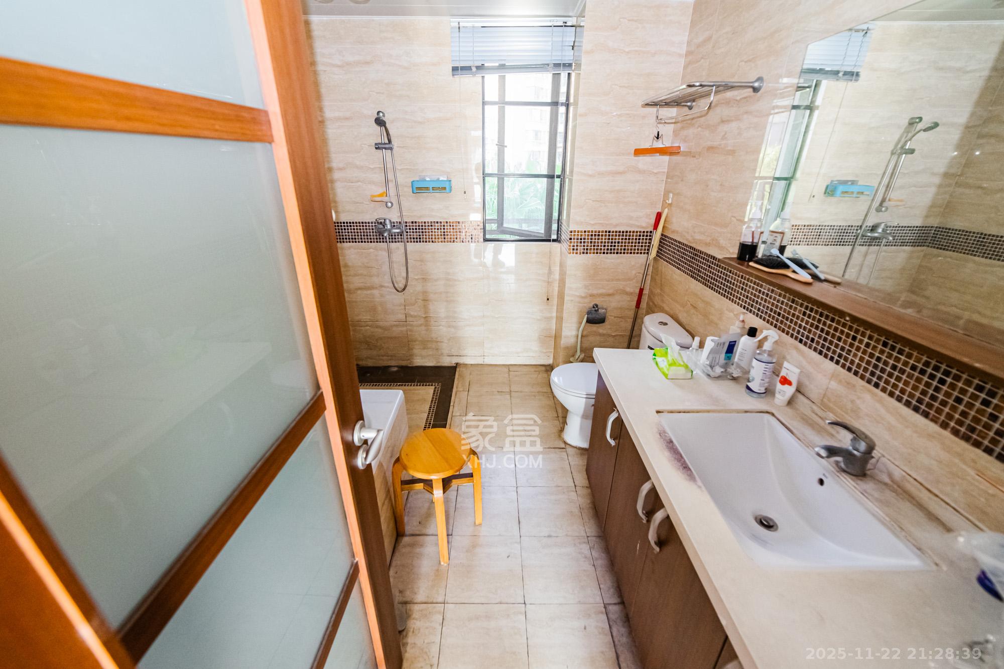 万科城  3室2厅2卫    102.0万卫生间