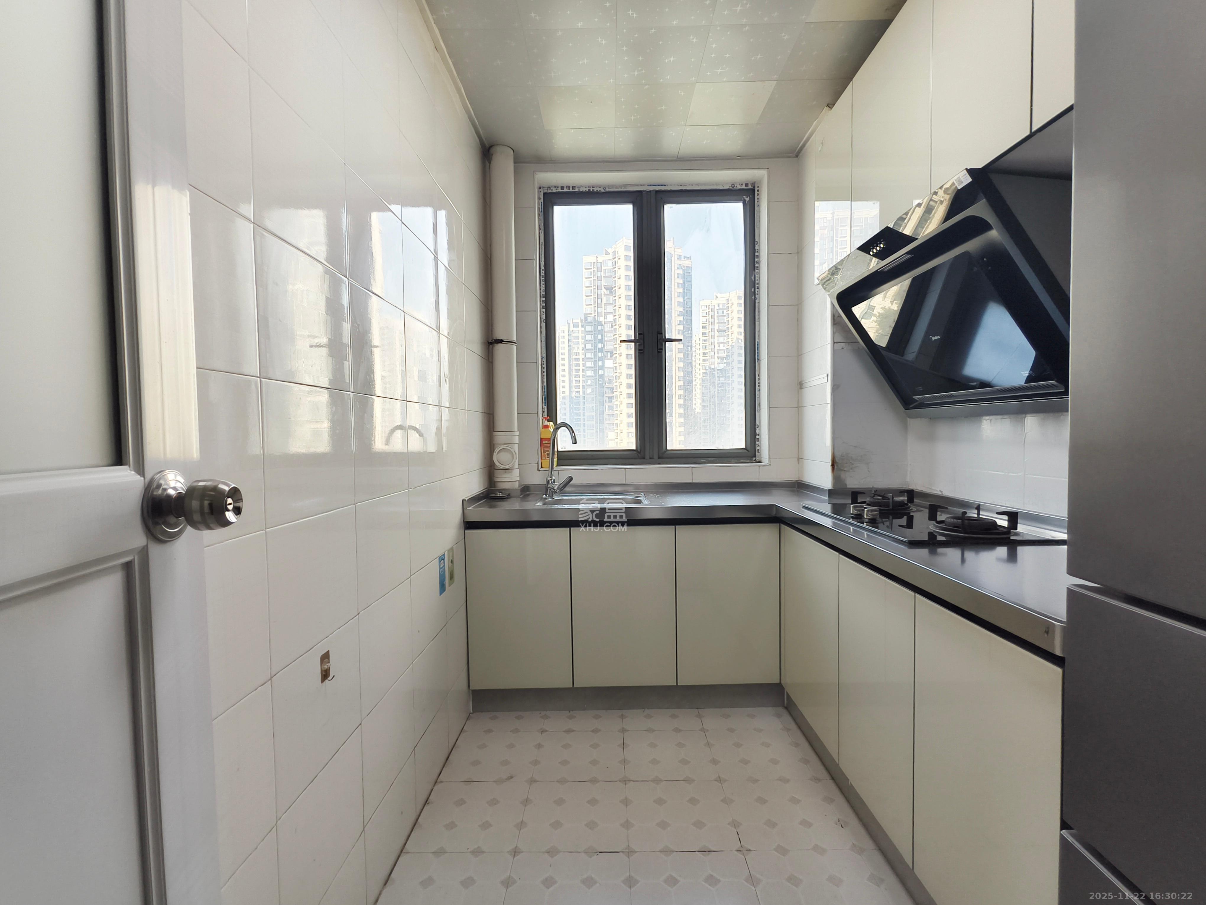 新城新世界一二三期  3室2厅1卫    2500.0元/月