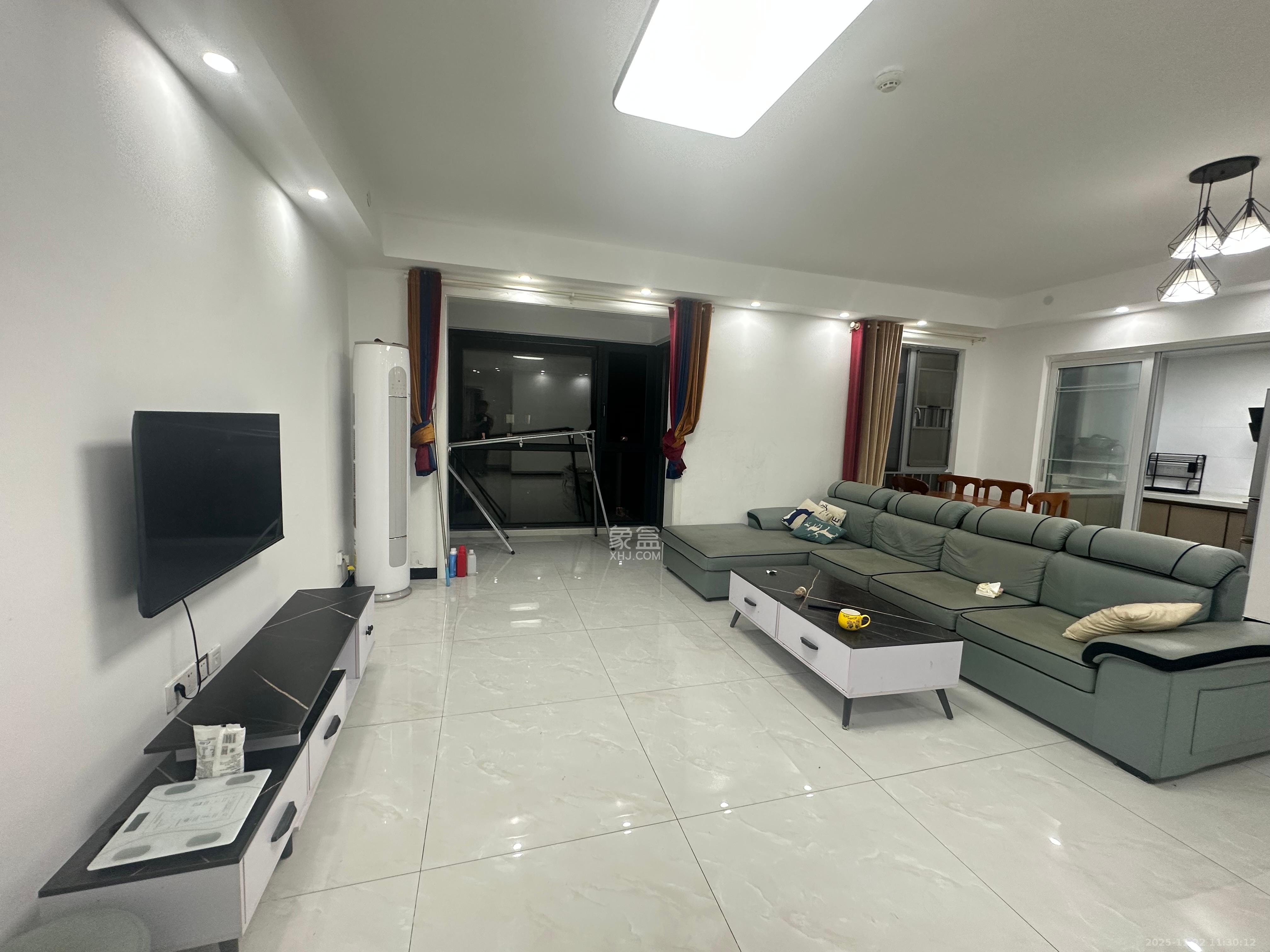 保利天禧D区  4室2厅2卫    4200.0元/月