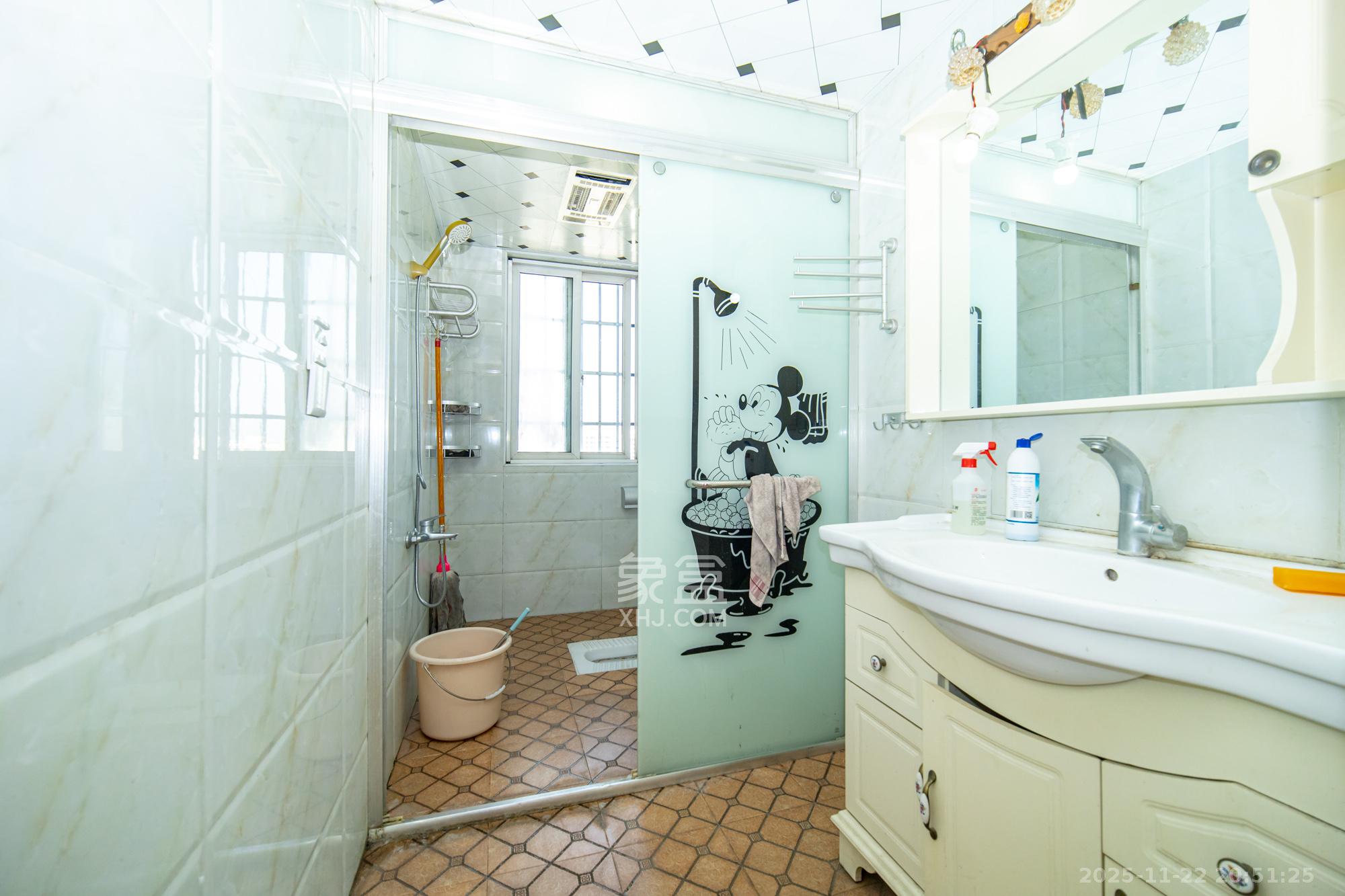 时代星城  3室2厅2卫    82.0万卫生间