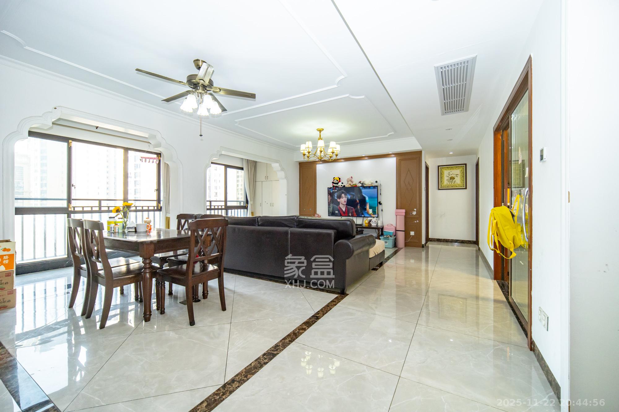 金科时代中心 4室2厅2卫 109.8万 金科时代中心 4室2厅2卫 109.8万客厅