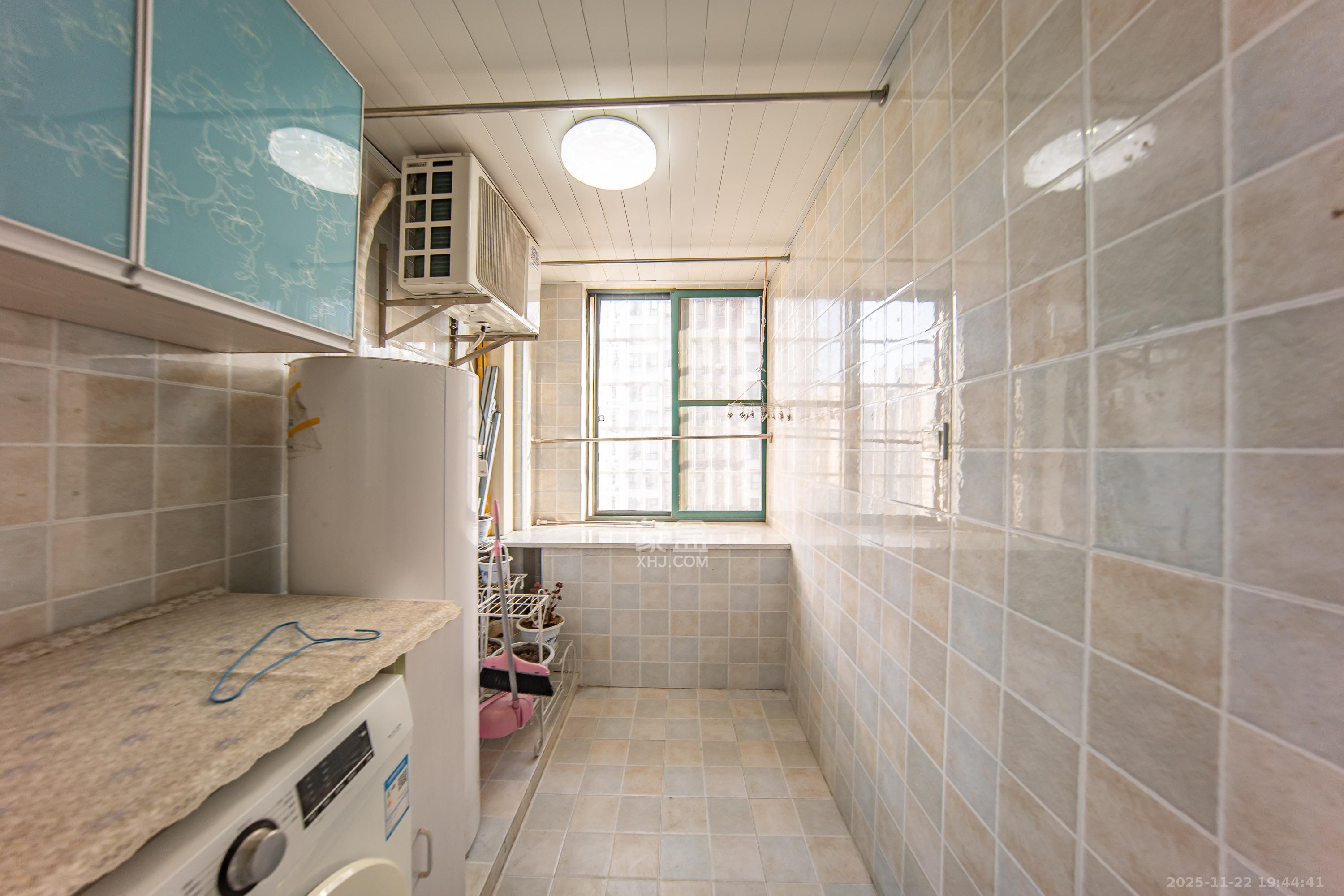 枫华府第  3室2厅2卫    58.0万阳台