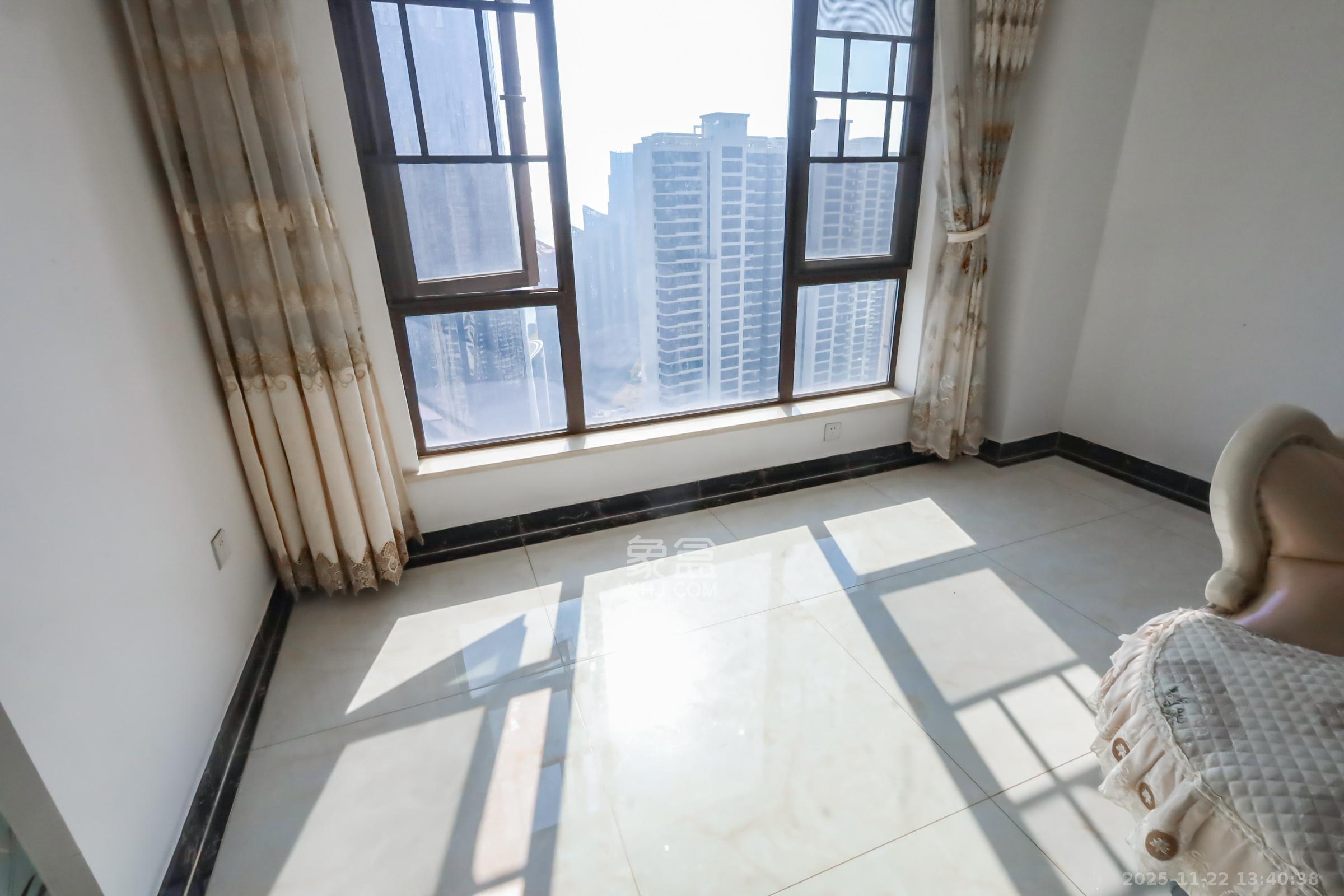 保利西海岸A区 4室2厅2卫 255.0万 保利西海岸A区 4室2厅2卫 255.0万阳台