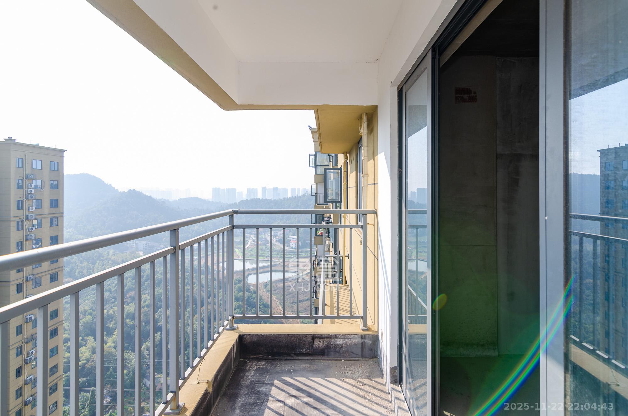 澳海澜庭  3室2厅1卫    58.0万阳台