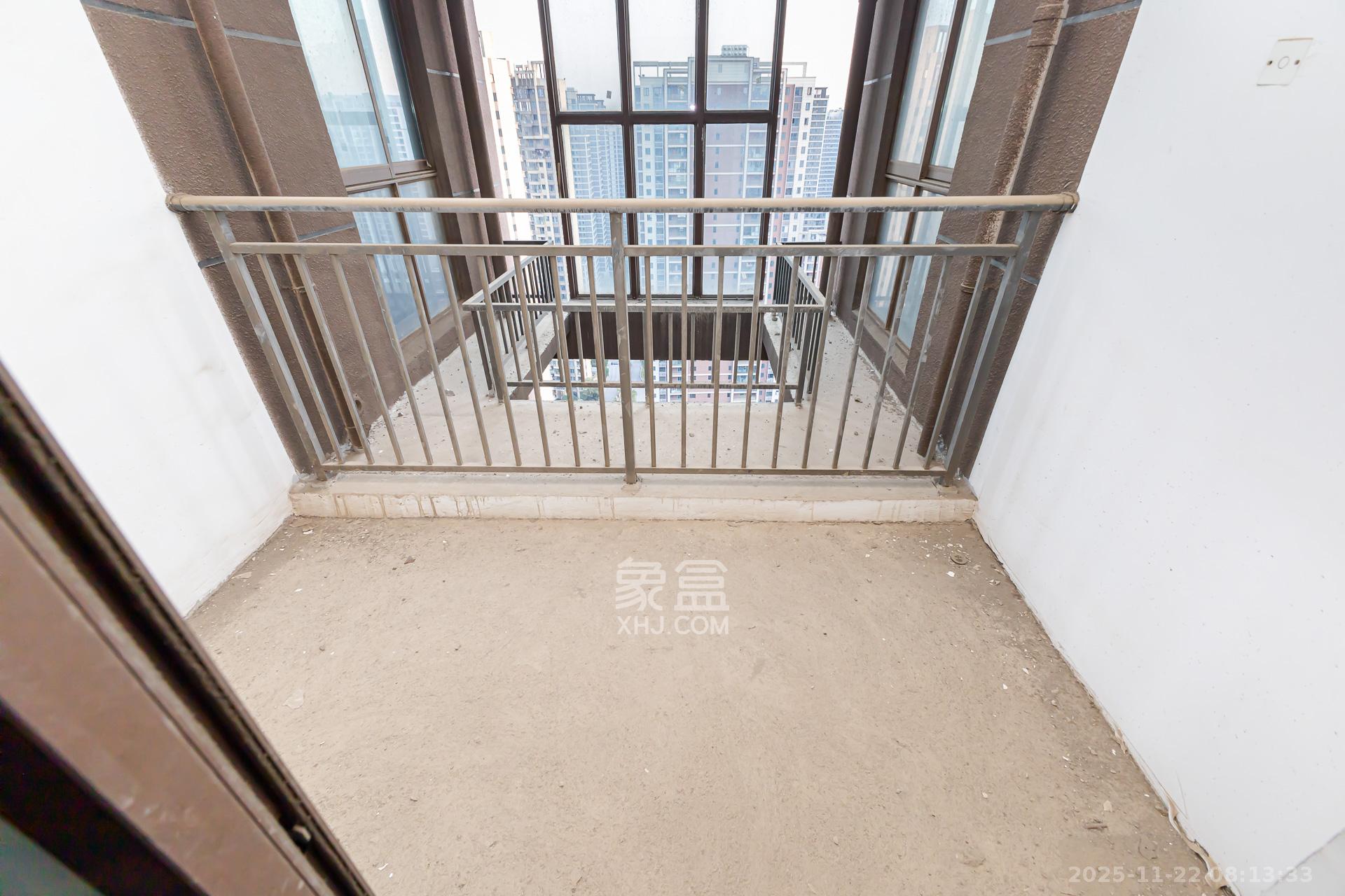 星月绿洲  5室2厅2卫    198.0万阳台