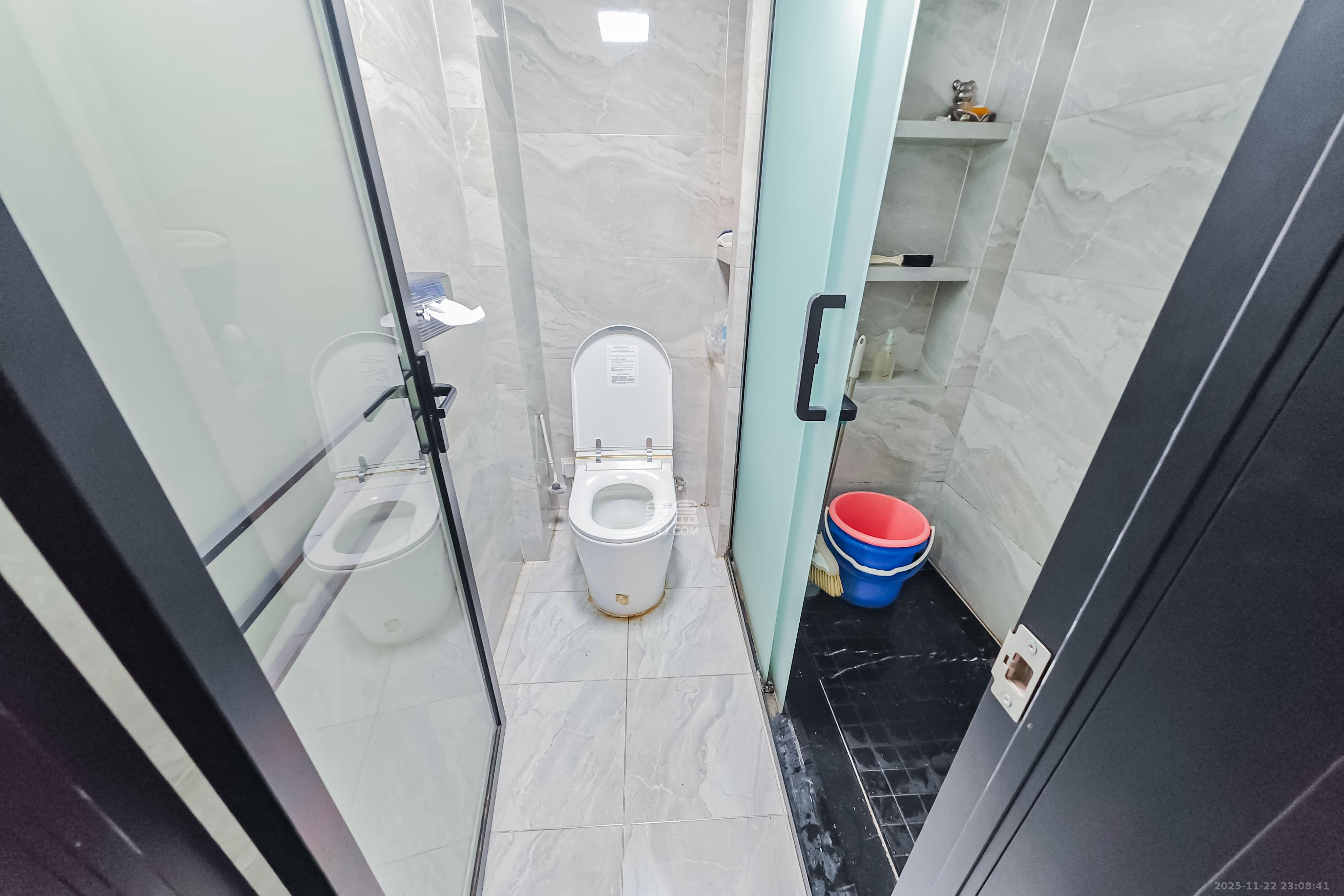 半山壹号 3室2厅2卫 135.0万 半山壹号 3室2厅2卫 135.0万卫生间