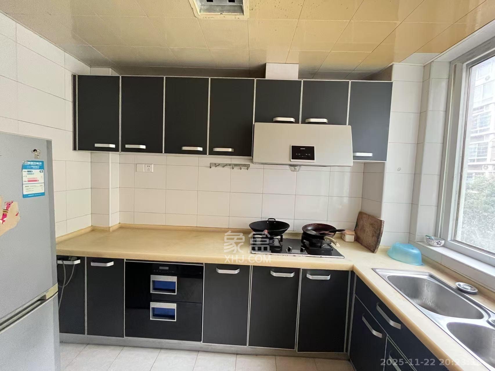 枫华府第 3室1厅2卫 1600.0元/月 枫华府第 3室1厅2卫 1600.0元/月室内图