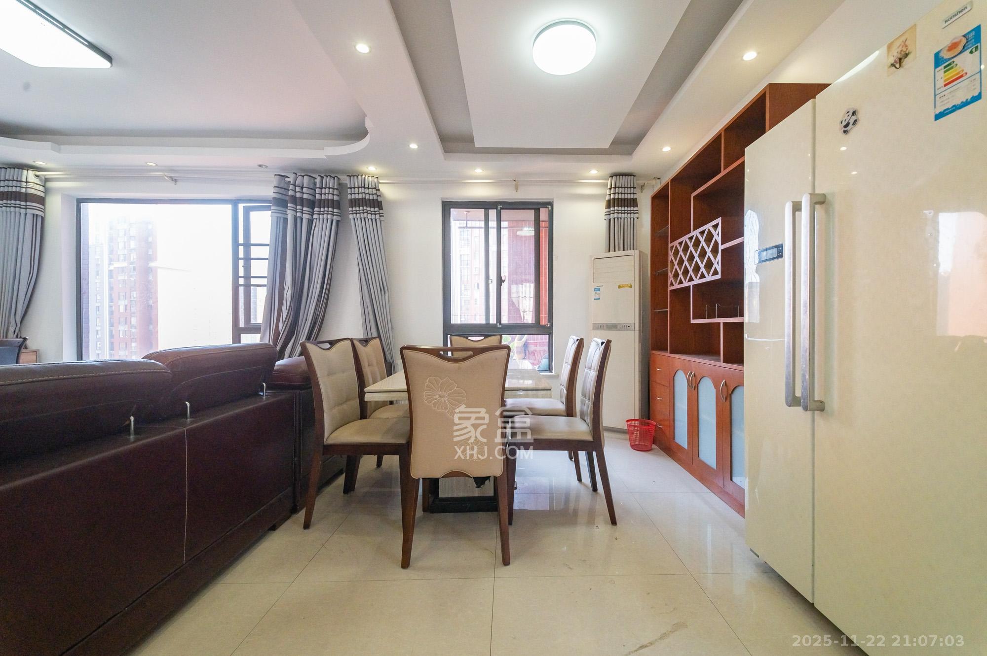 华润凤凰城二期 3室2厅2卫 84.0万 华润凤凰城二期 3室2厅2卫 84.0万客厅