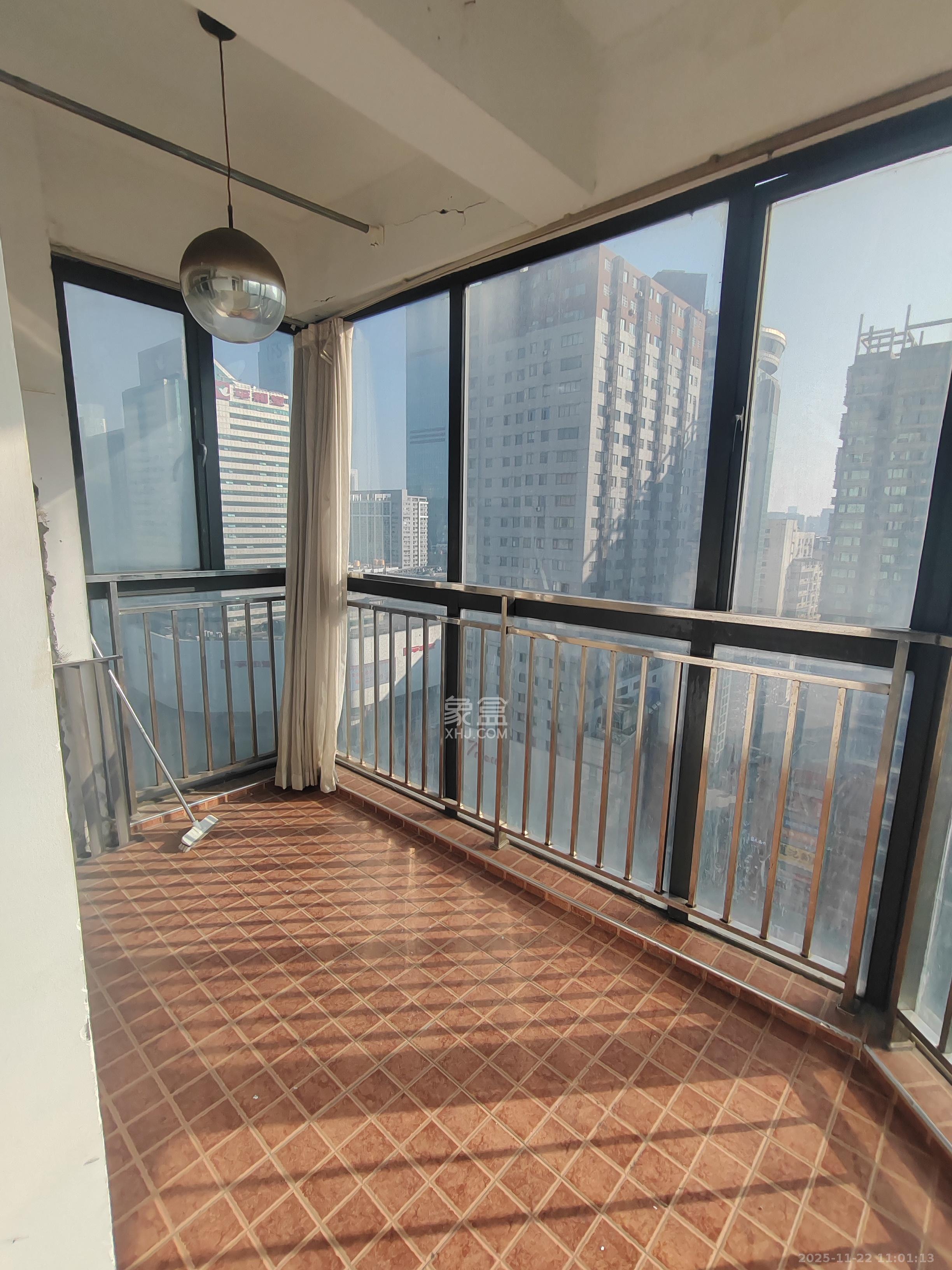 五一大道202（中环壹世界）  3室2厅1卫    5600.0元/月室内图