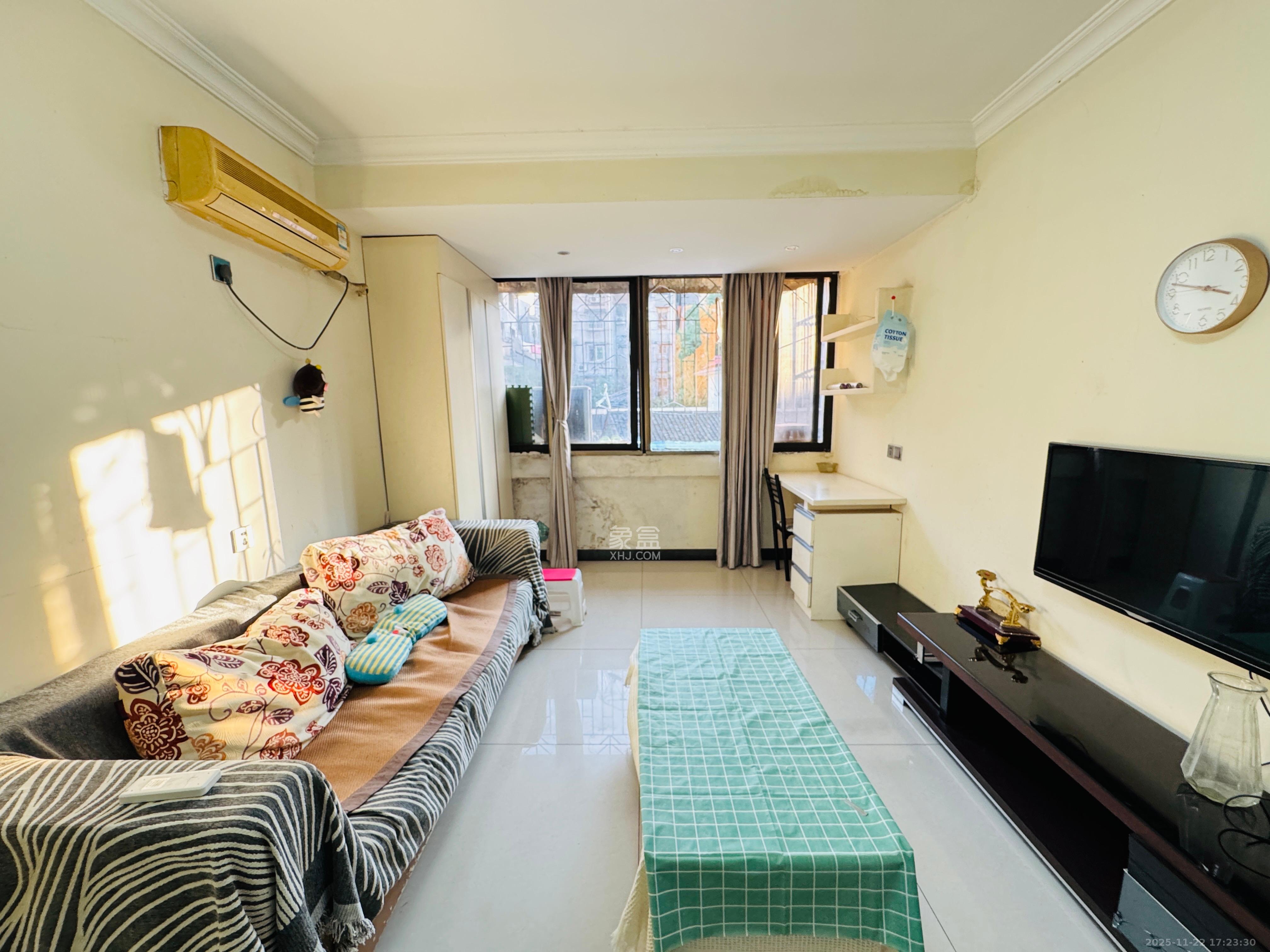 青山祠社区  1室1厅1卫    1400.0元/月室内图1