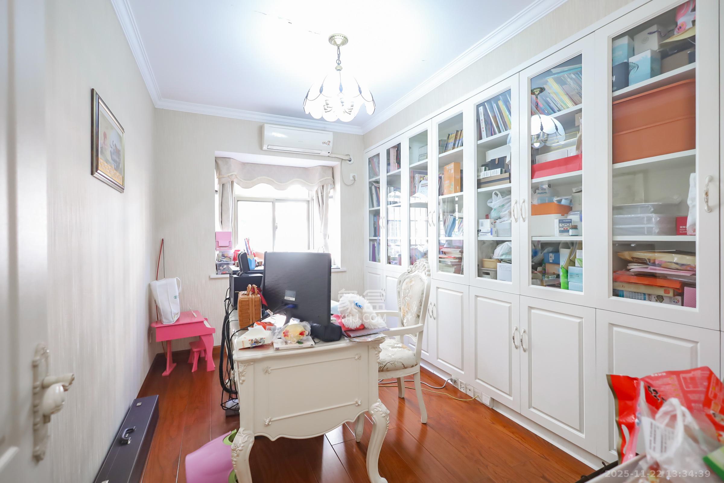 市妇联宿舍  4室2厅2卫    150.0万卧室