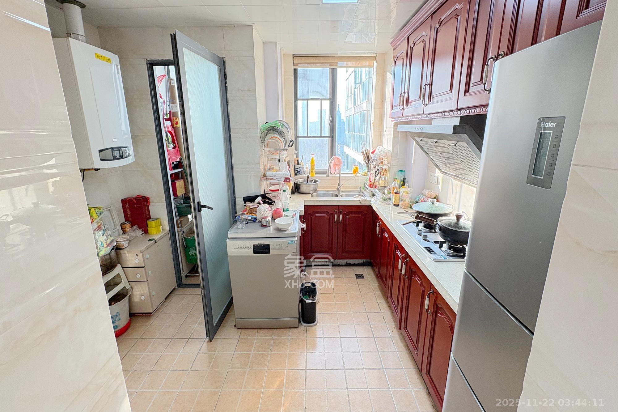 湘域中央 3室2厅2卫 206.0万 湘域中央 3室2厅2卫 206.0万厨房