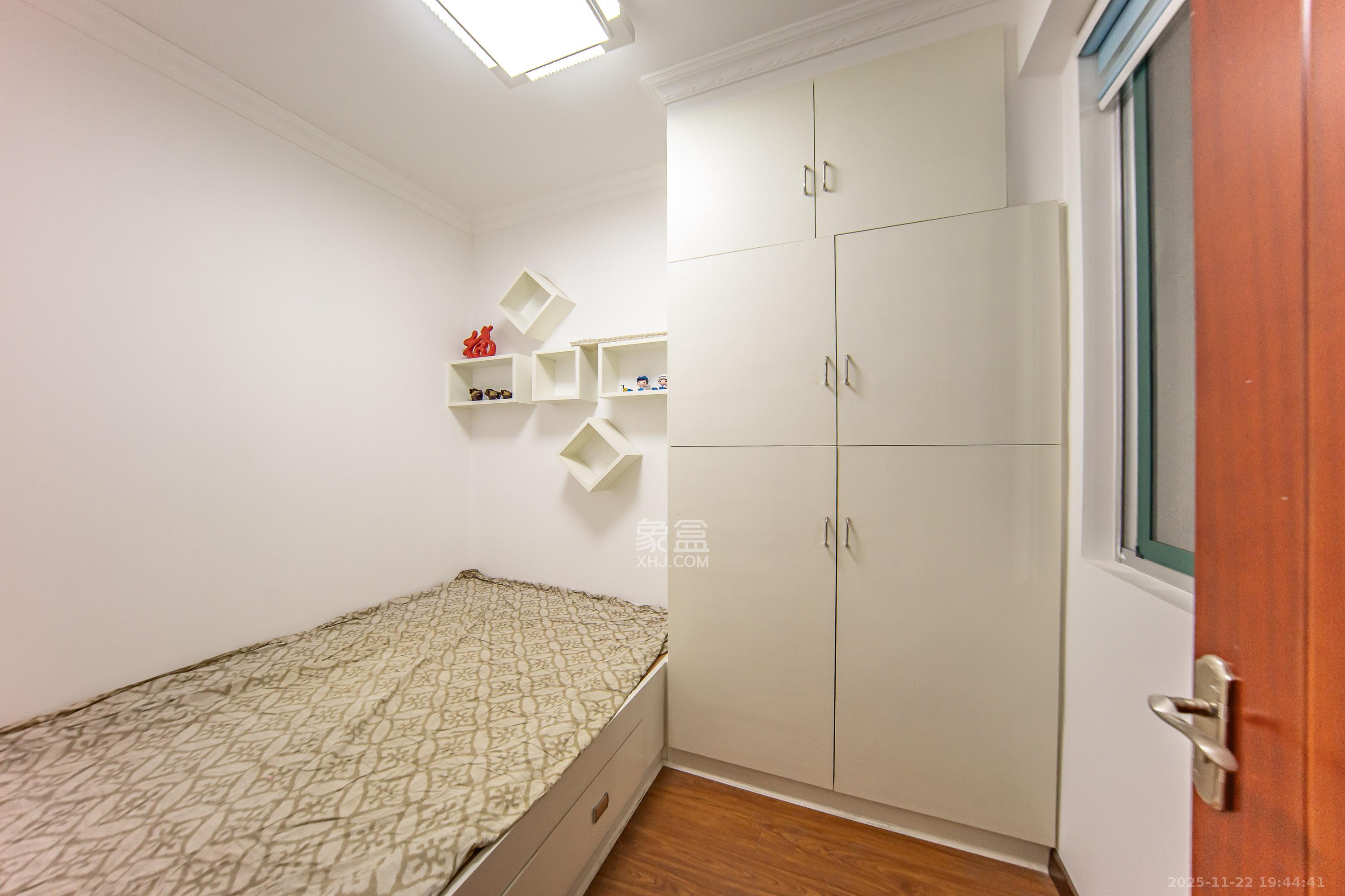 枫华府第  3室2厅2卫    58.0万卧室