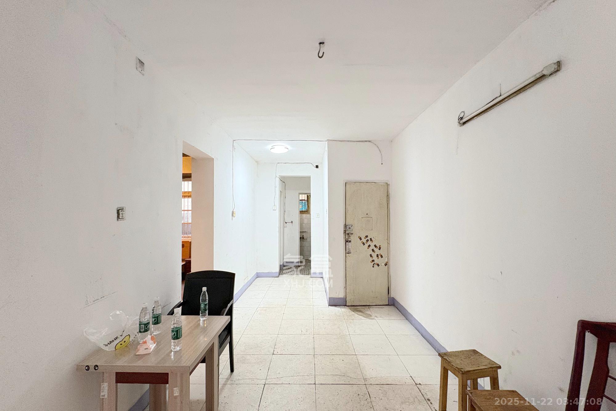 新兴小区（杨家山社区）  2室1厅1卫    33.0万客厅