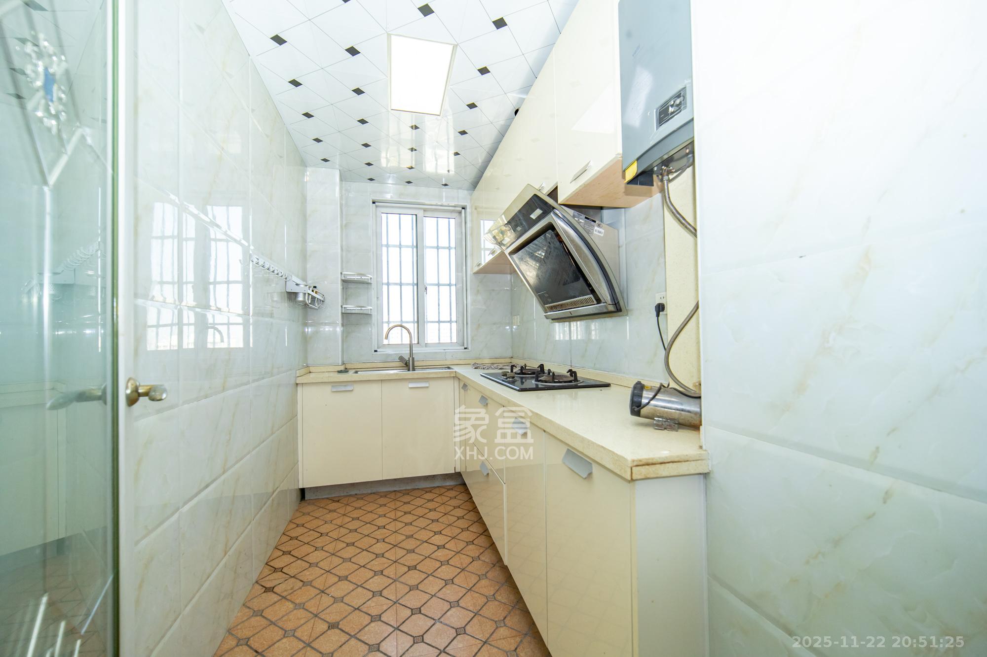 时代星城  3室2厅2卫    82.0万厨房