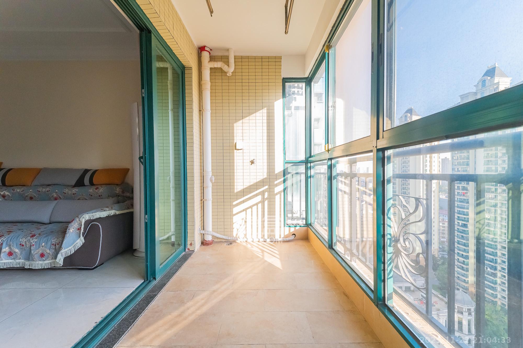 恒大翡翠华庭  3室2厅2卫    103.0万阳台