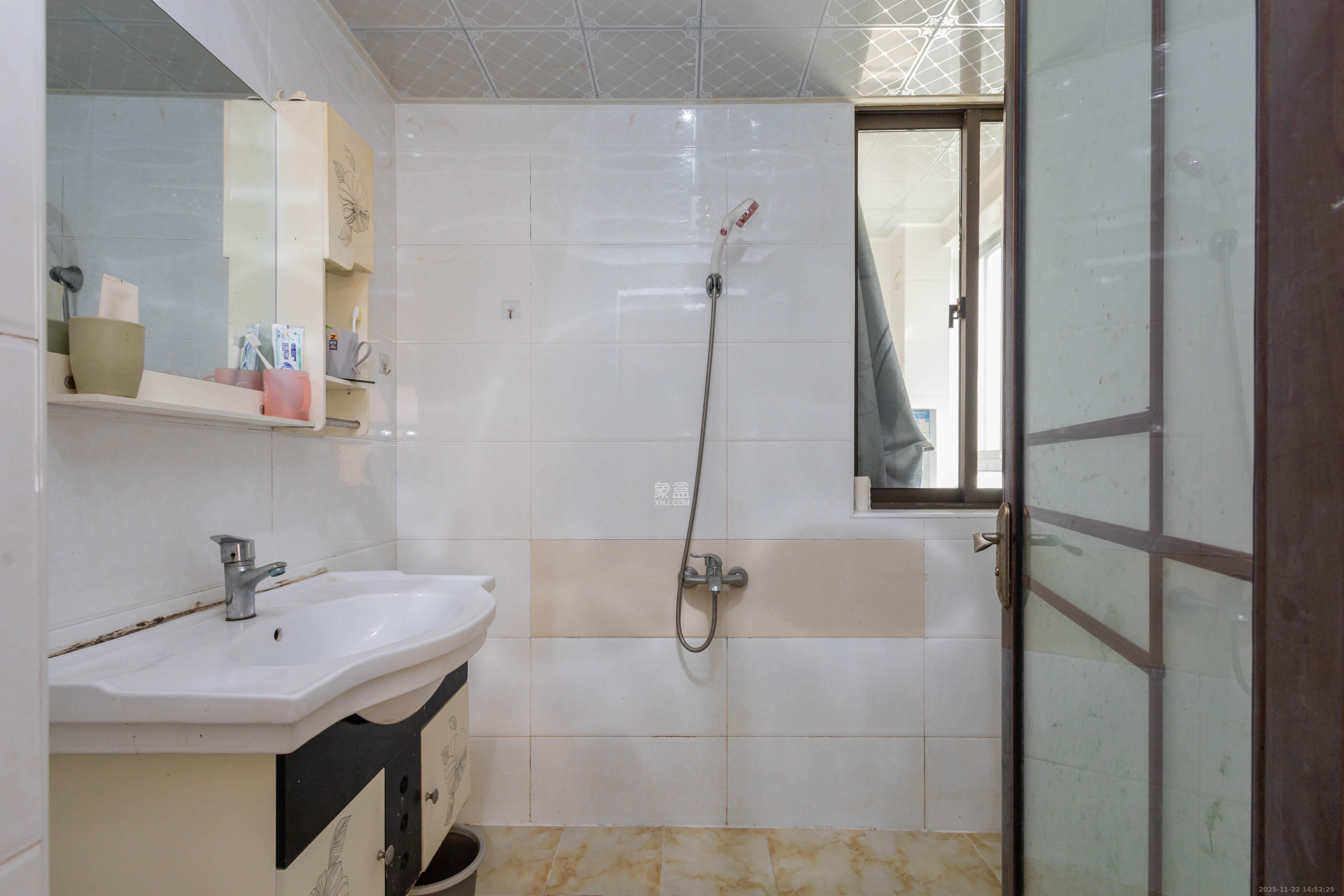 旭辉华庭 1室2厅1卫 62.0万 旭辉华庭 1室2厅1卫 62.0万卫生间