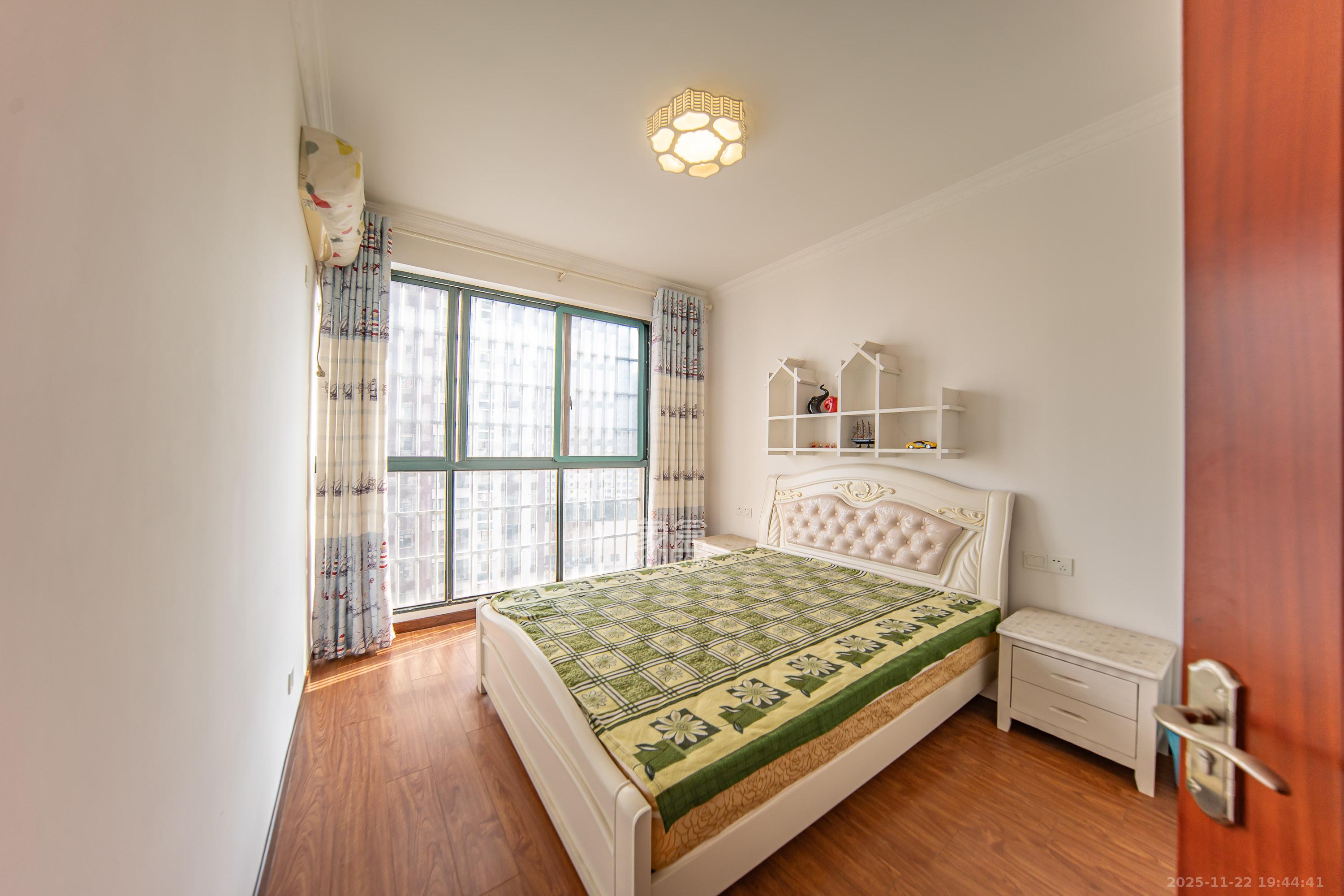 枫华府第  3室2厅2卫    58.0万卧室