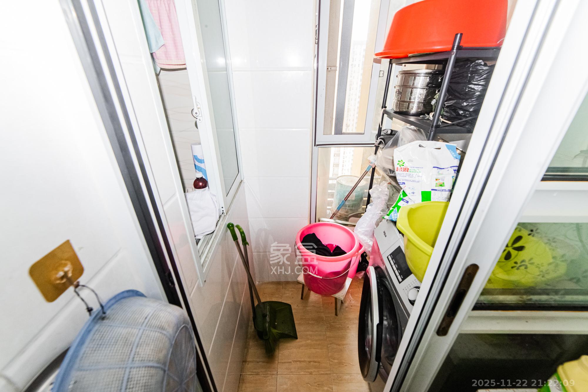 万国城（当代满庭春MOMA）三期  3室2厅1卫    68.0万阳台